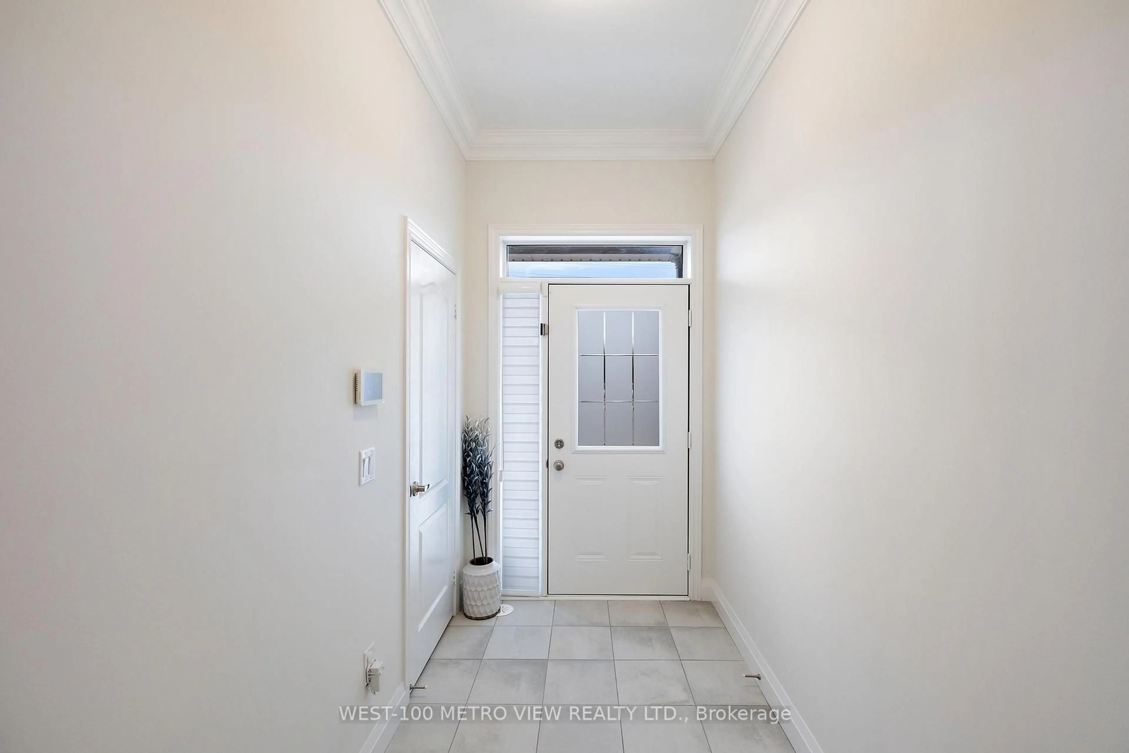 Indoor entryway for 499 Dundas St, Oakville Ontario L6H 3P5