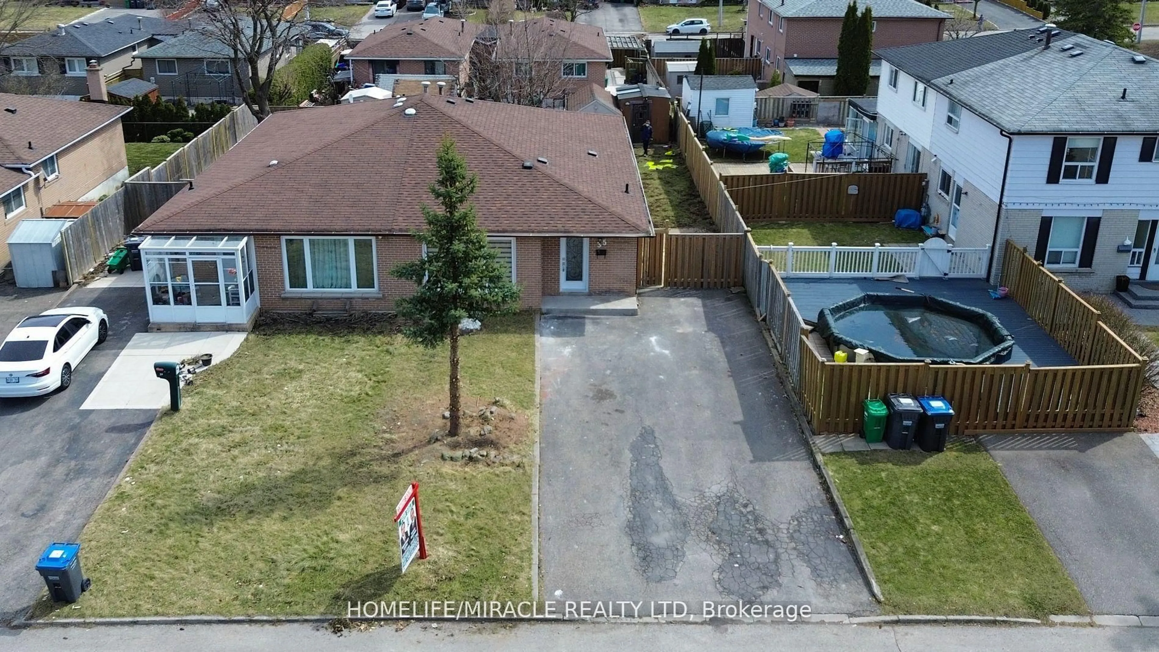 A pic from outside/outdoor area/front of a property/back of a property/a pic from drone, street for 35 Deeside Cres, Brampton Ontario L6T 3L8