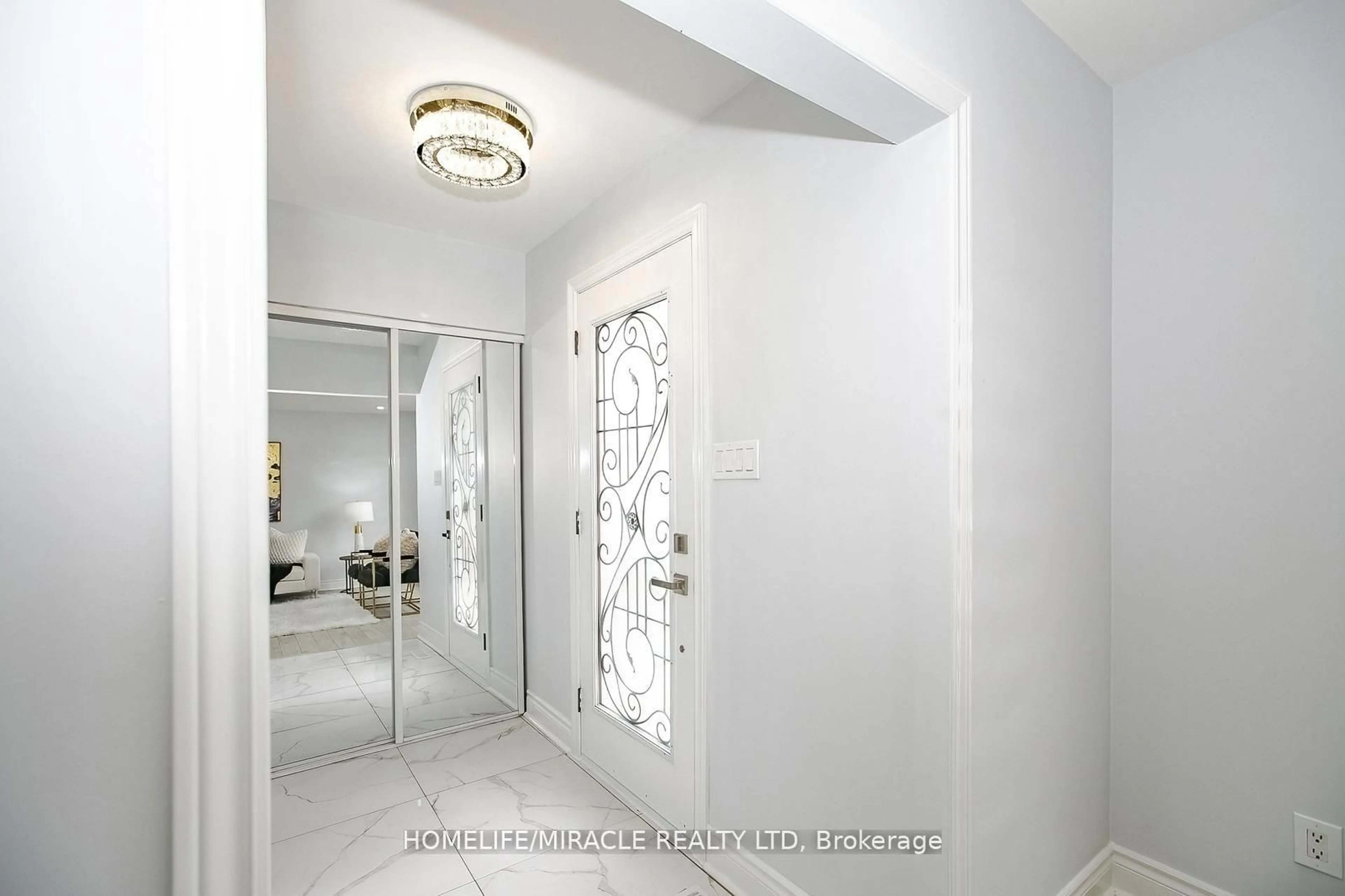 Indoor entryway for 35 Deeside Cres, Brampton Ontario L6T 3L8