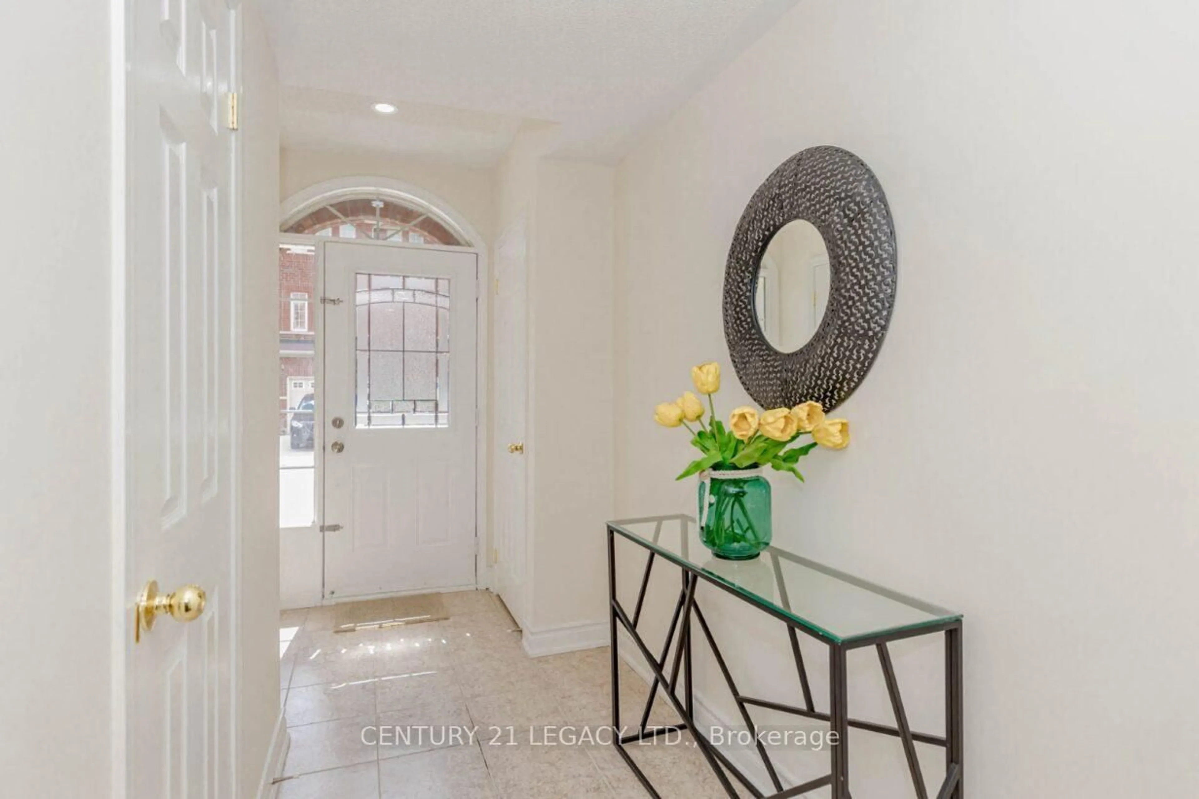 Indoor entryway for 25 Unionville Cres, Brampton Ontario L6P 2Z4
