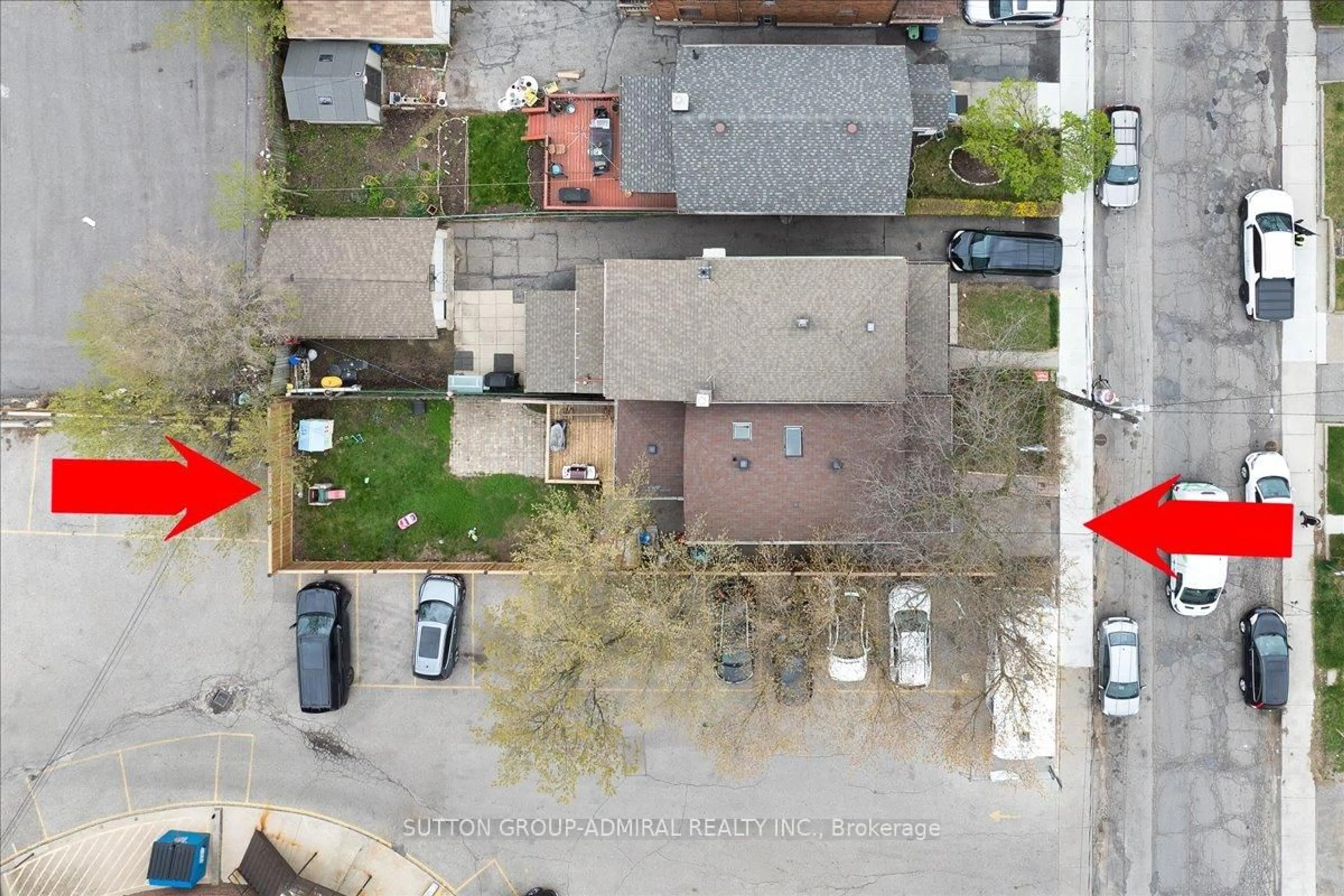 A pic from outside/outdoor area/front of a property/back of a property/a pic from drone, street for 11 Bowie Ave, Toronto Ontario M6E 2P1
