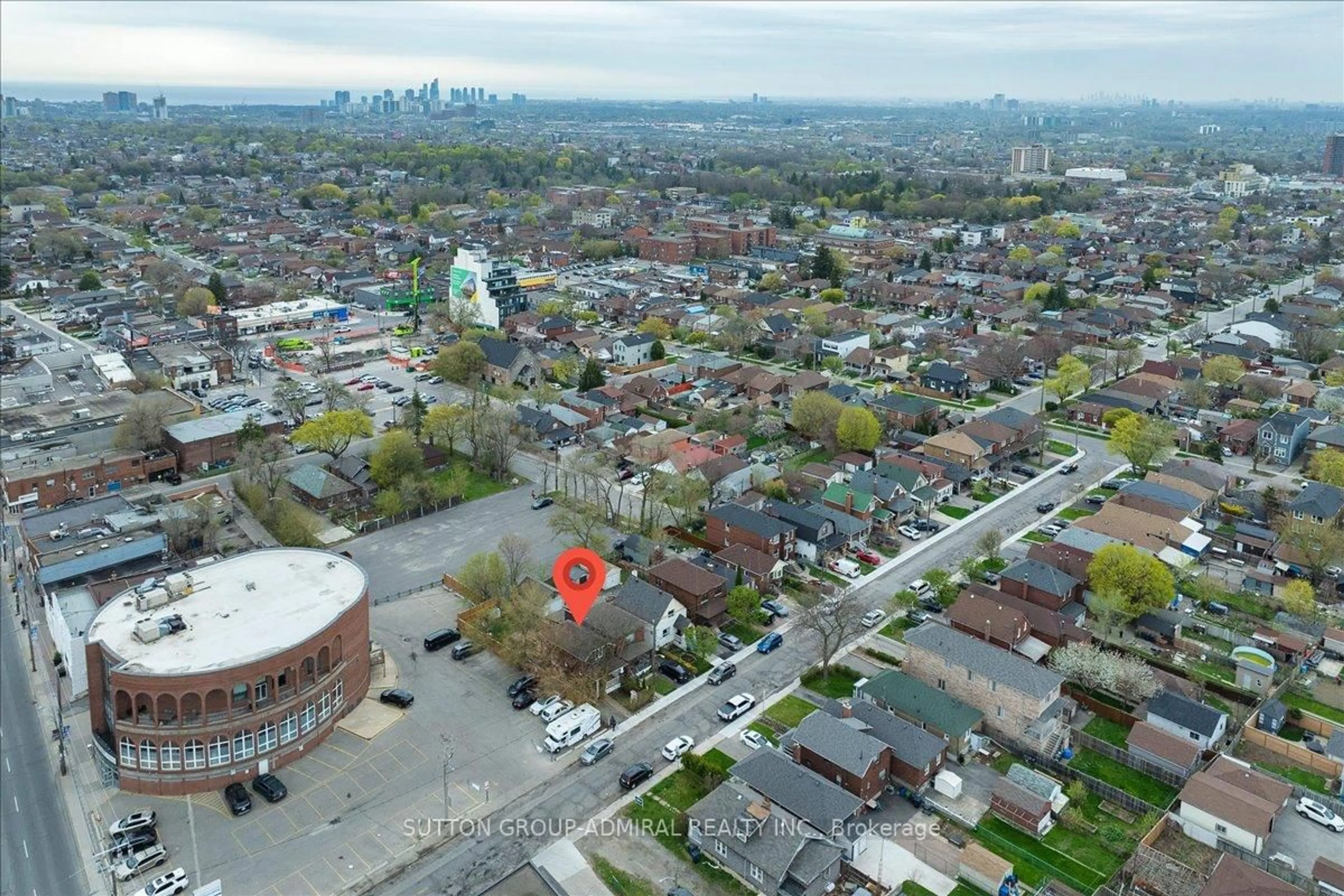 A pic from outside/outdoor area/front of a property/back of a property/a pic from drone, unknown for 11 Bowie Ave, Toronto Ontario M6E 2P1