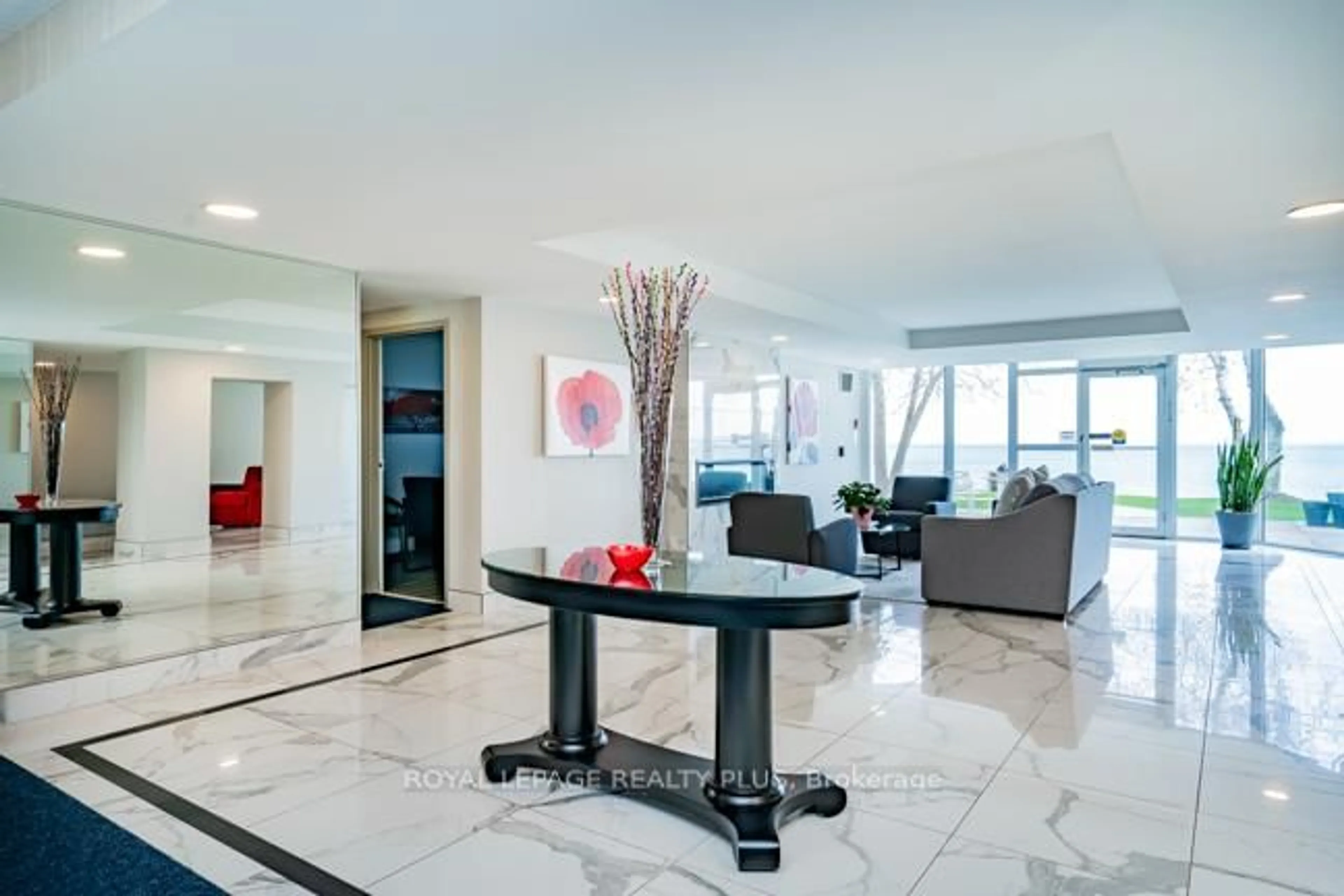Indoor foyer for 5280 LAKESHORE Rd #1107, Burlington Ontario L7L 5R1