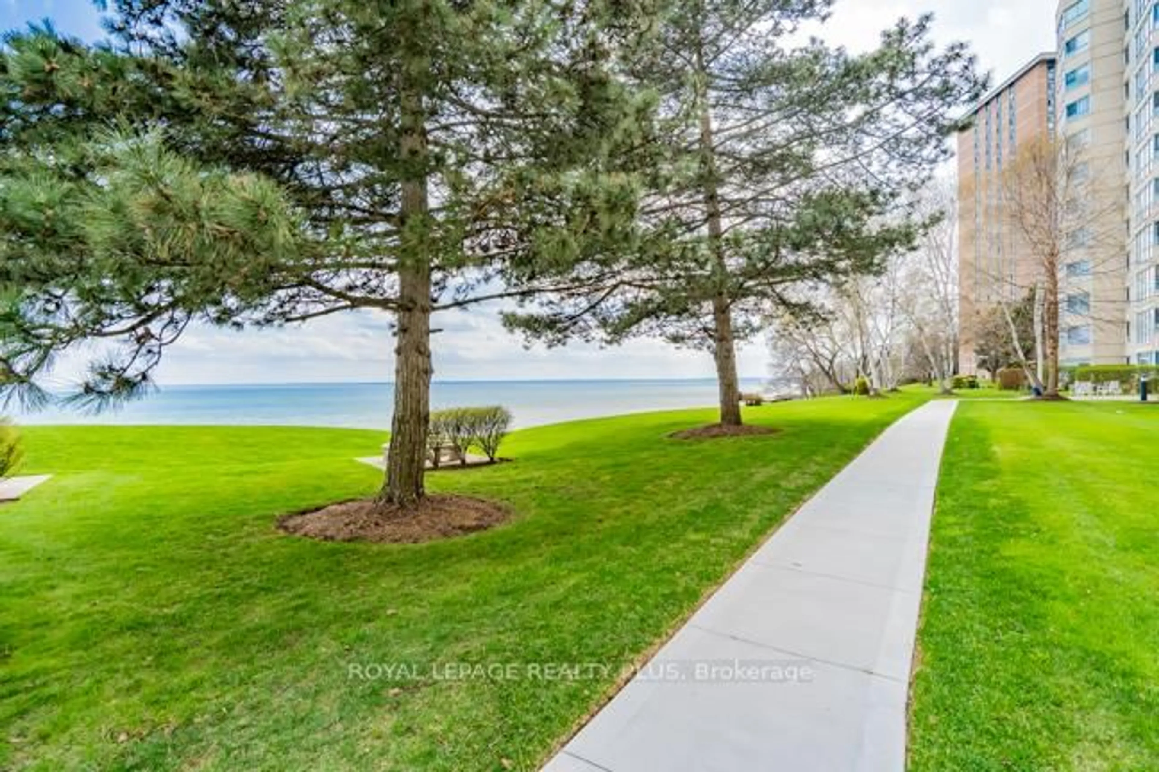 Patio, water/lake/river/ocean view for 5280 LAKESHORE Rd #1107, Burlington Ontario L7L 5R1