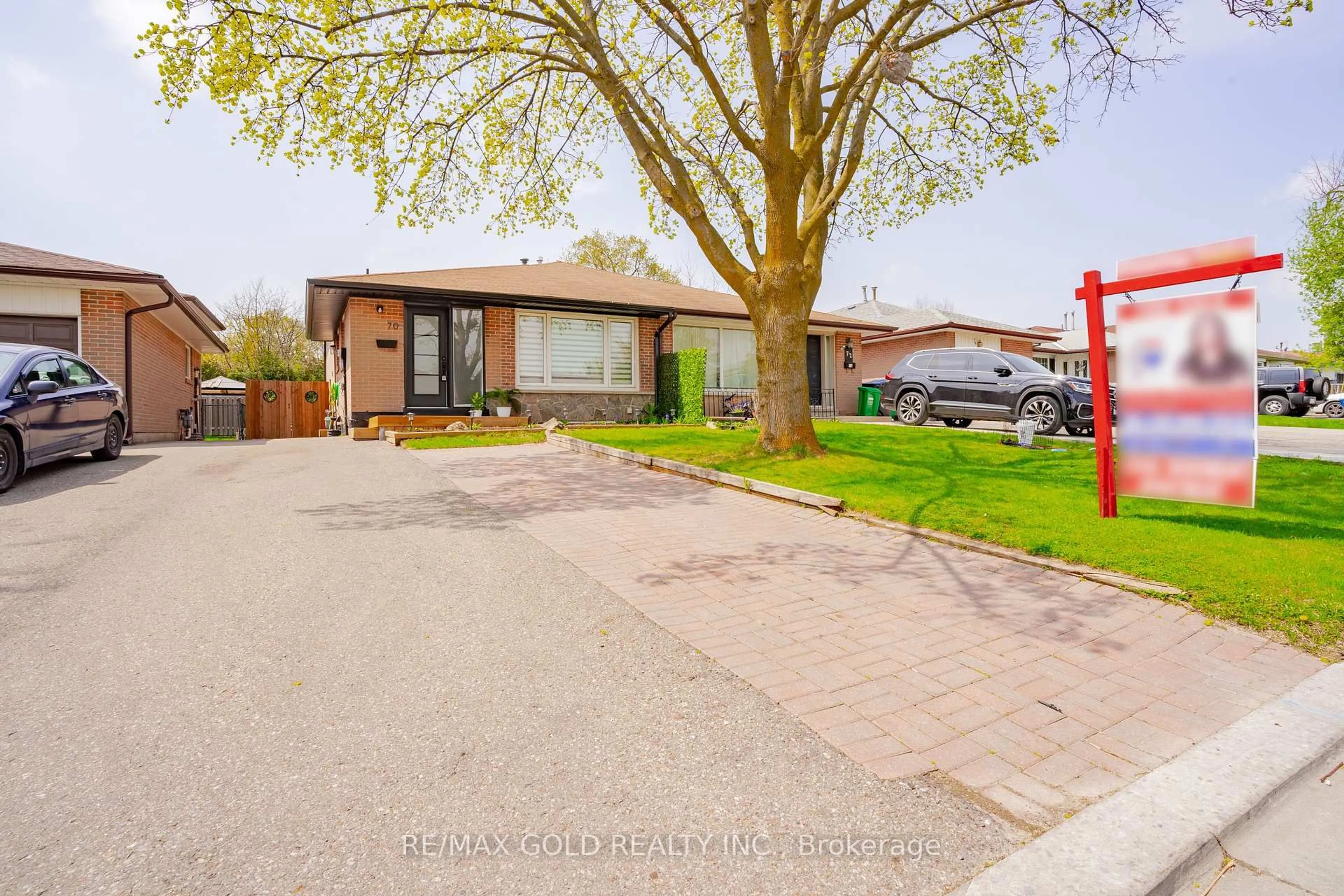 A pic from outside/outdoor area/front of a property/back of a property/a pic from drone, street for 70 Wilton Dr, Brampton Ontario L6W 3A1
