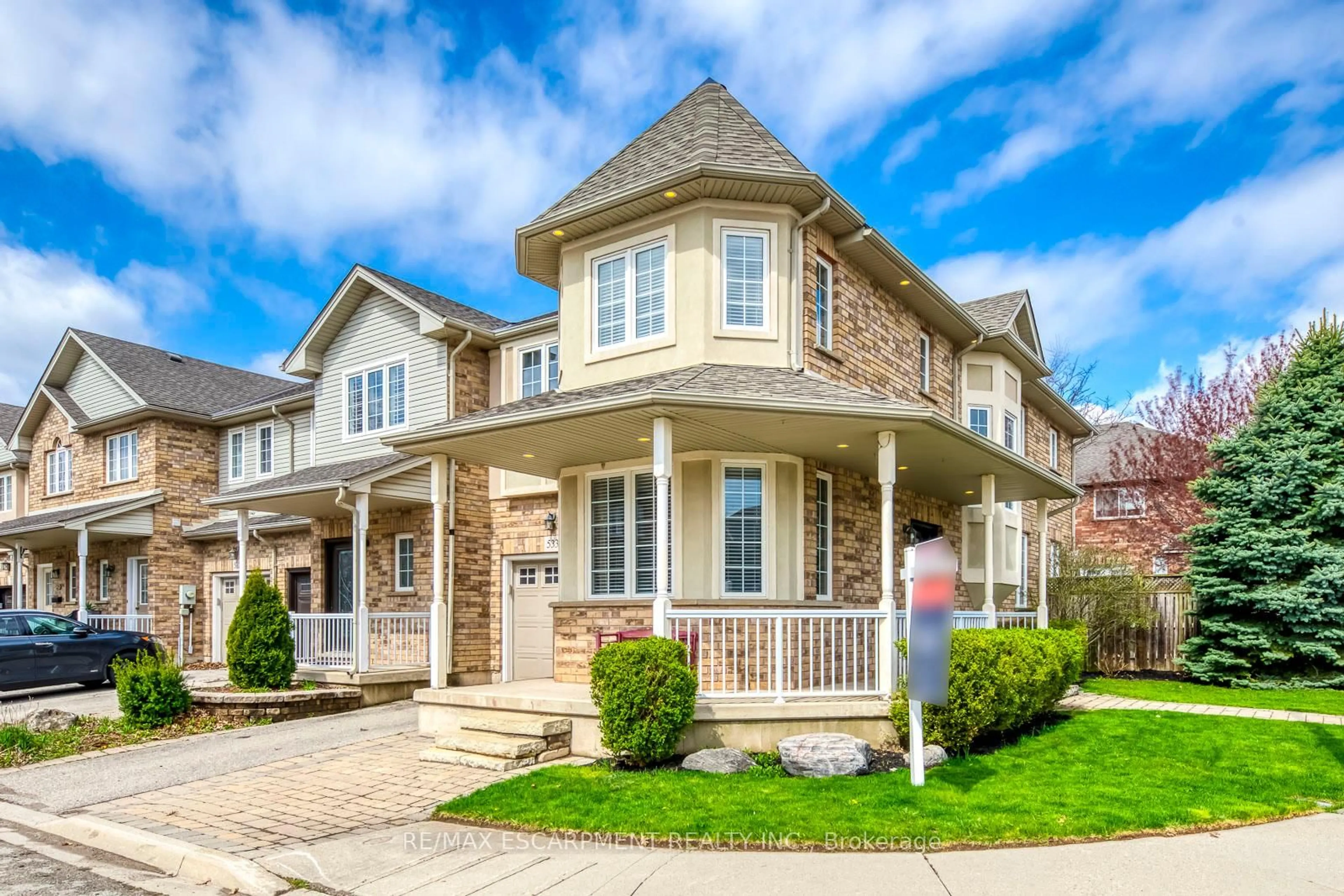 Home with brick exterior material, street for 5331 Applegarth Dr, Burlington Ontario L7L 7E4