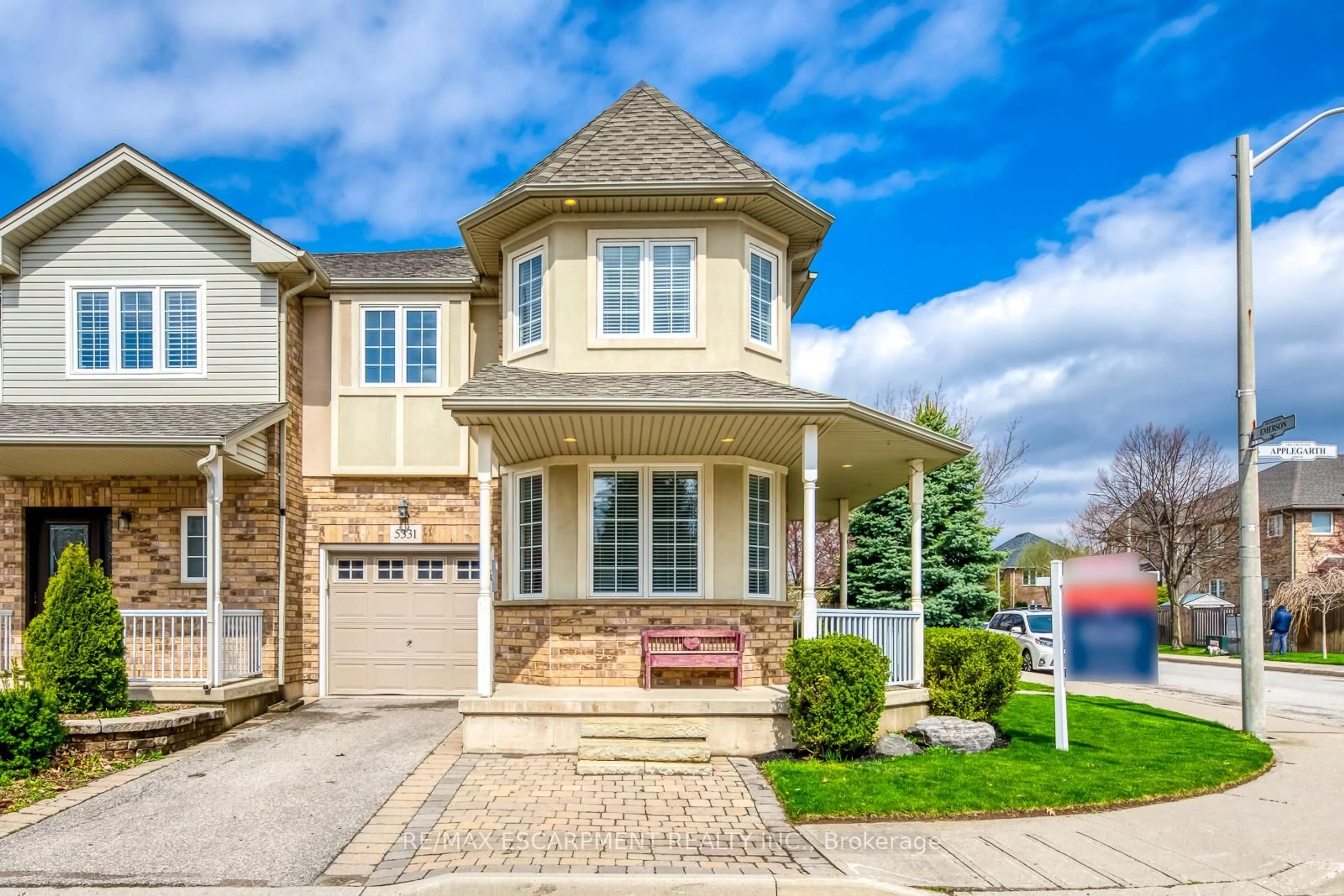 Home with brick exterior material, street for 5331 Applegarth Dr, Burlington Ontario L7L 7E4