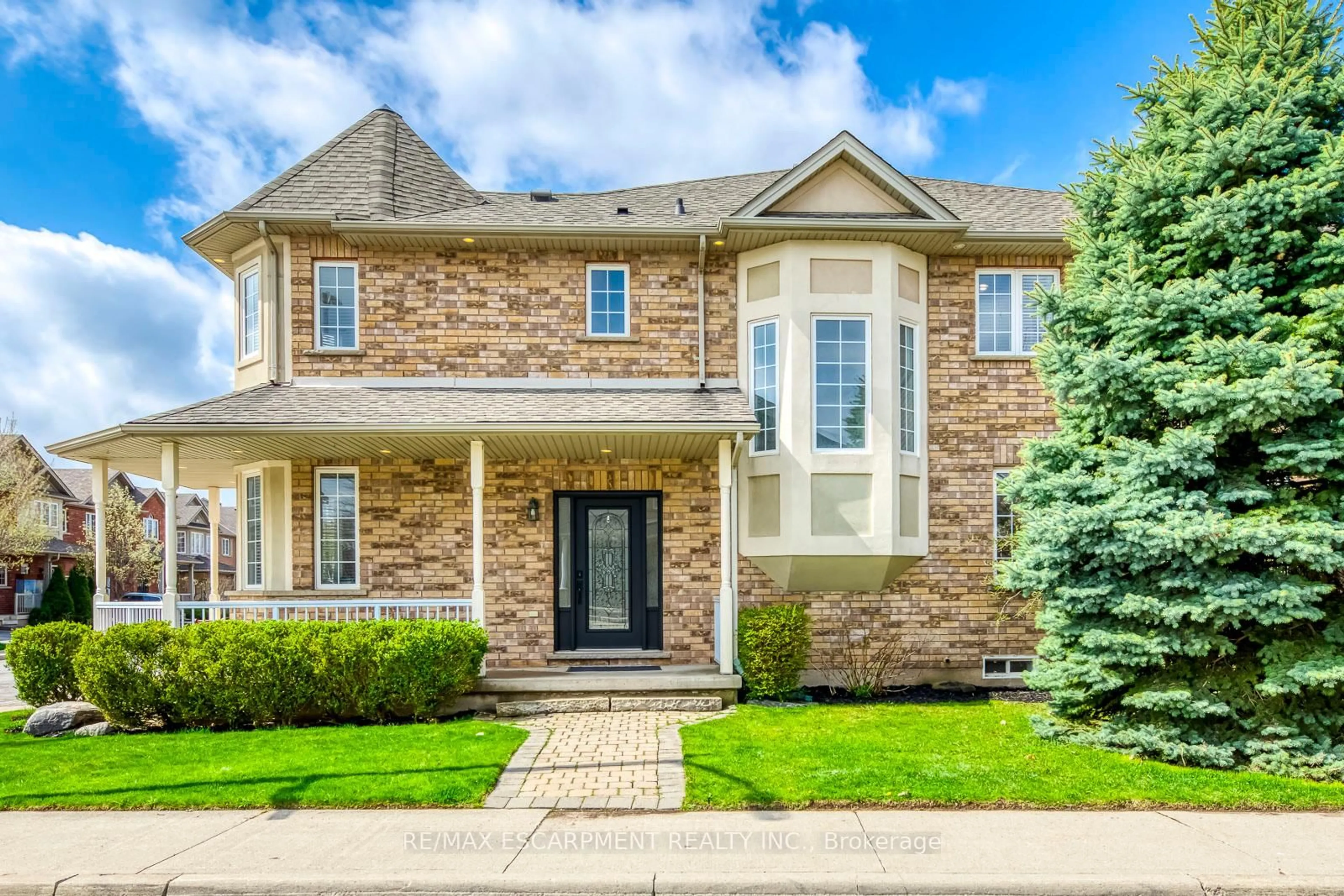Home with brick exterior material, street for 5331 Applegarth Dr, Burlington Ontario L7L 7E4