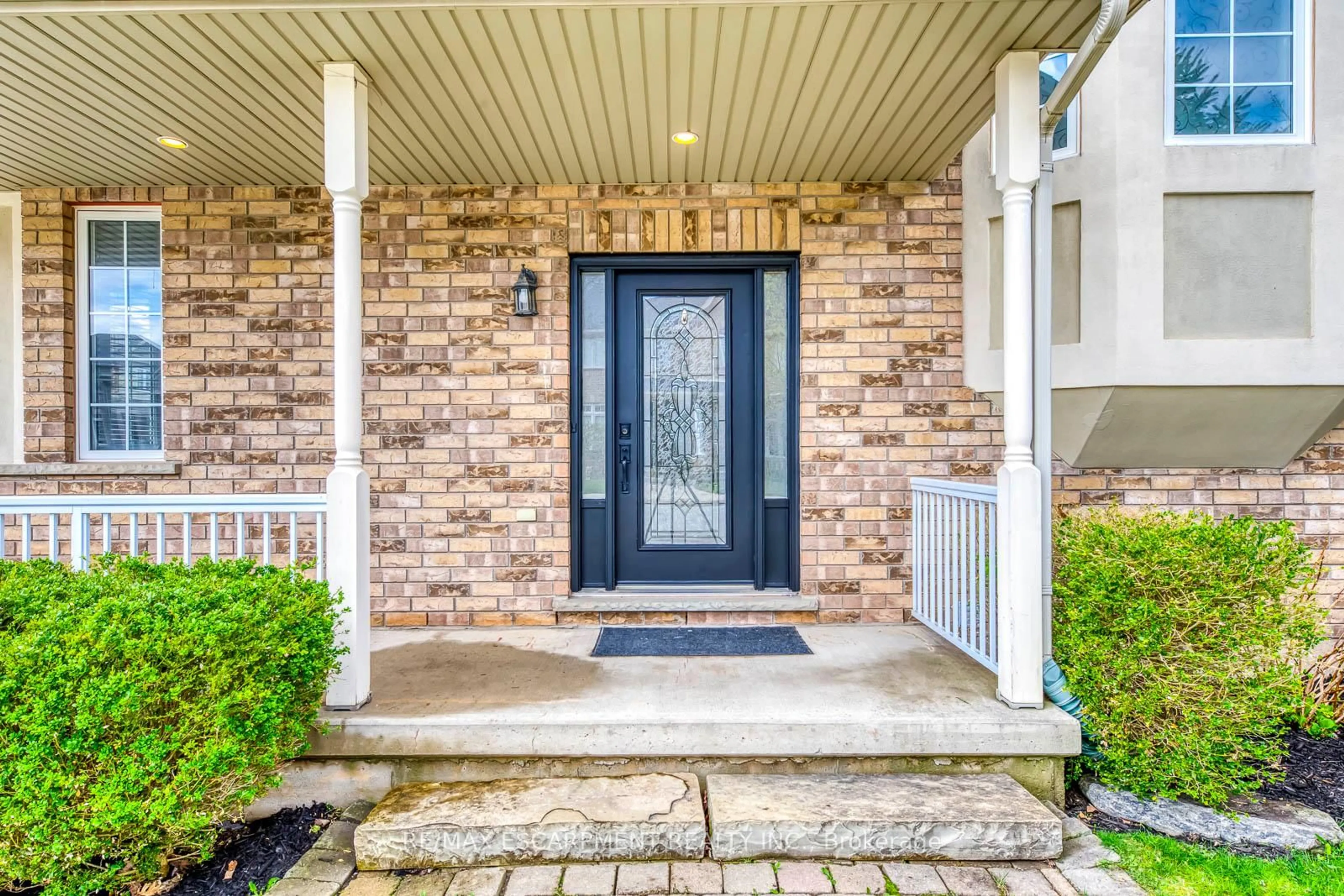 Indoor entryway for 5331 Applegarth Dr, Burlington Ontario L7L 7E4