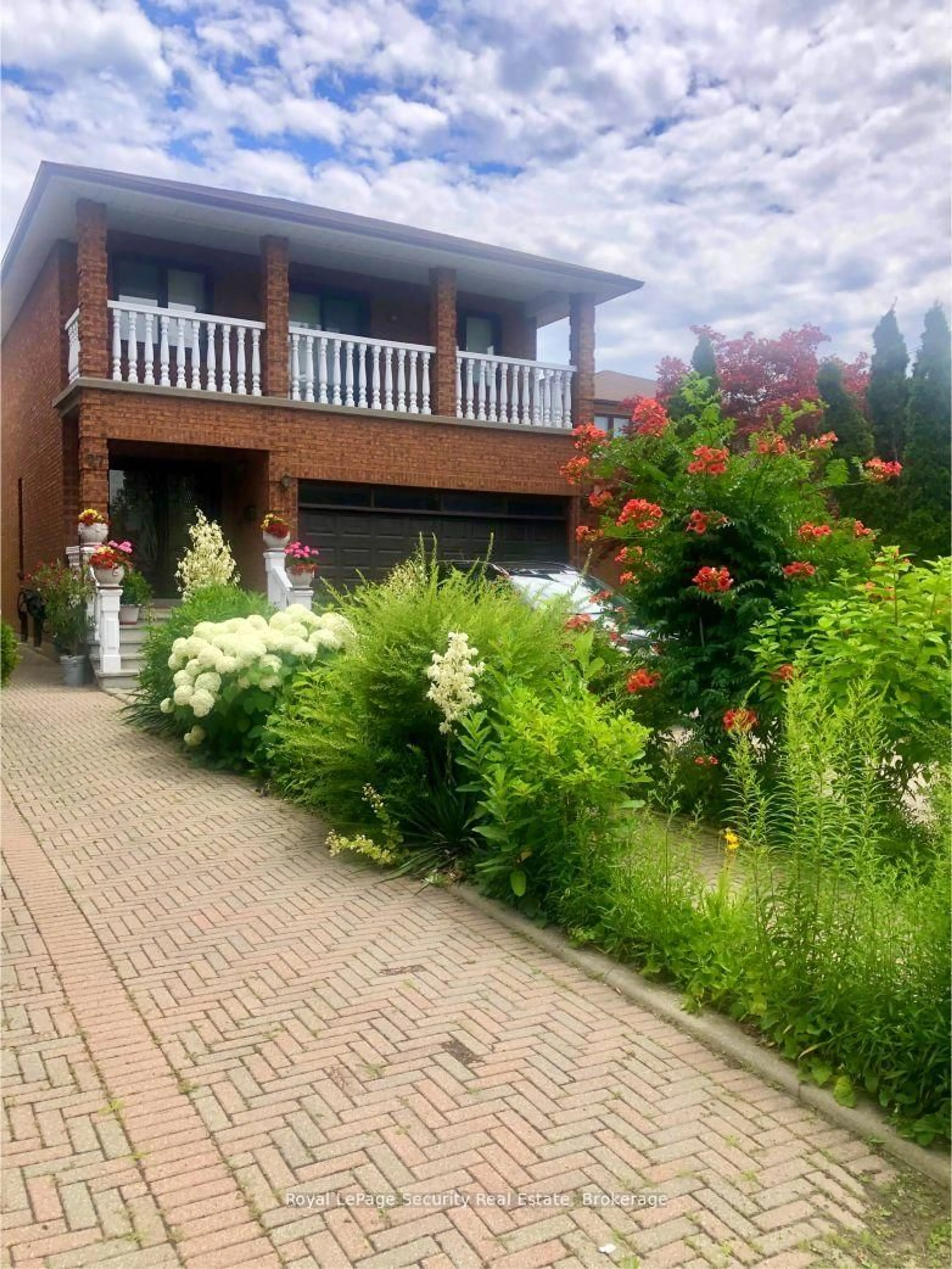 A pic from outside/outdoor area/front of a property/back of a property/a pic from drone, street for 27 Mulholland Ave, Toronto Ontario M6A 2S1