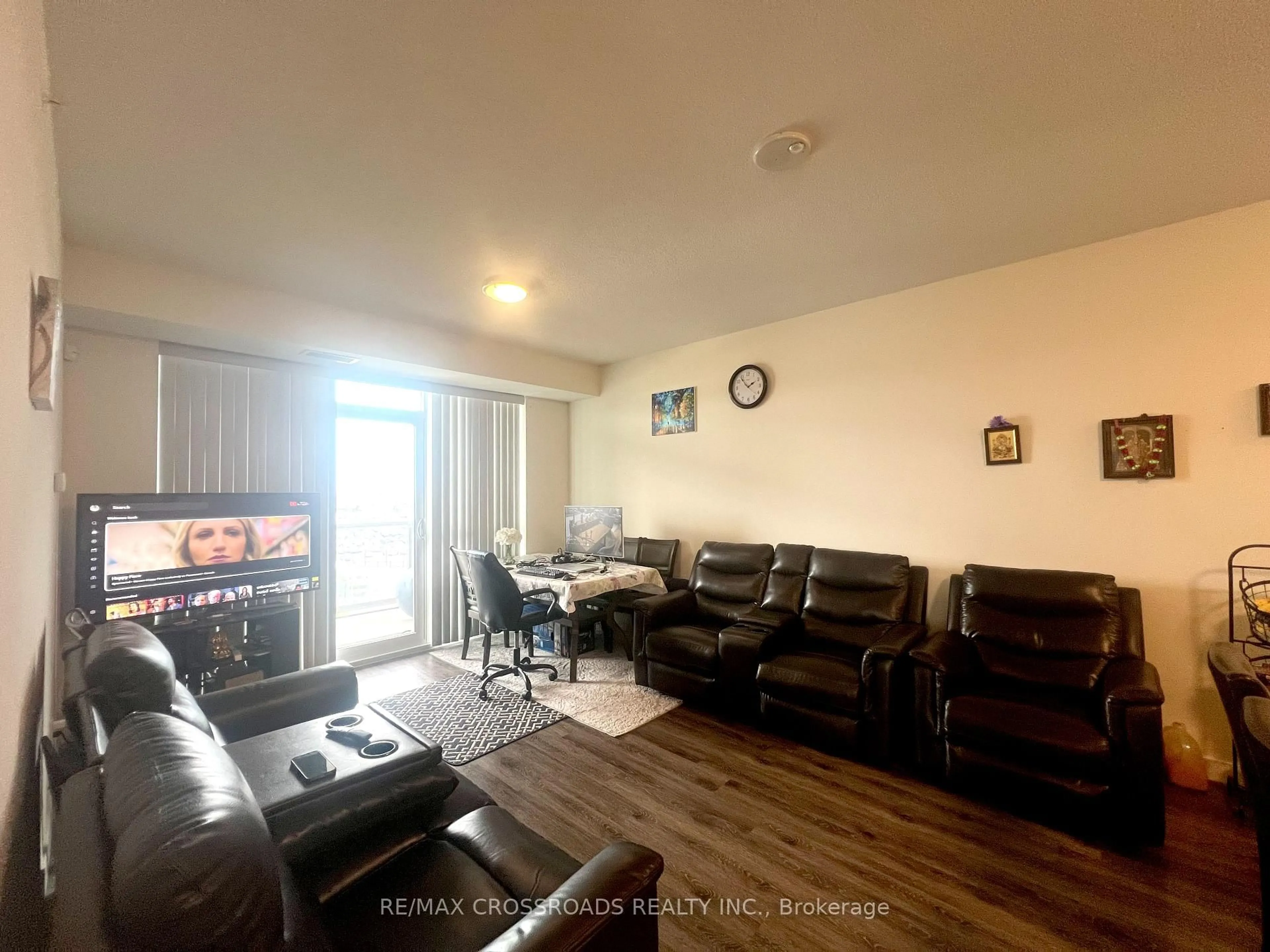 A pic of a room for 2093 Fairview St #502, Burlington Ontario L7R 0E6