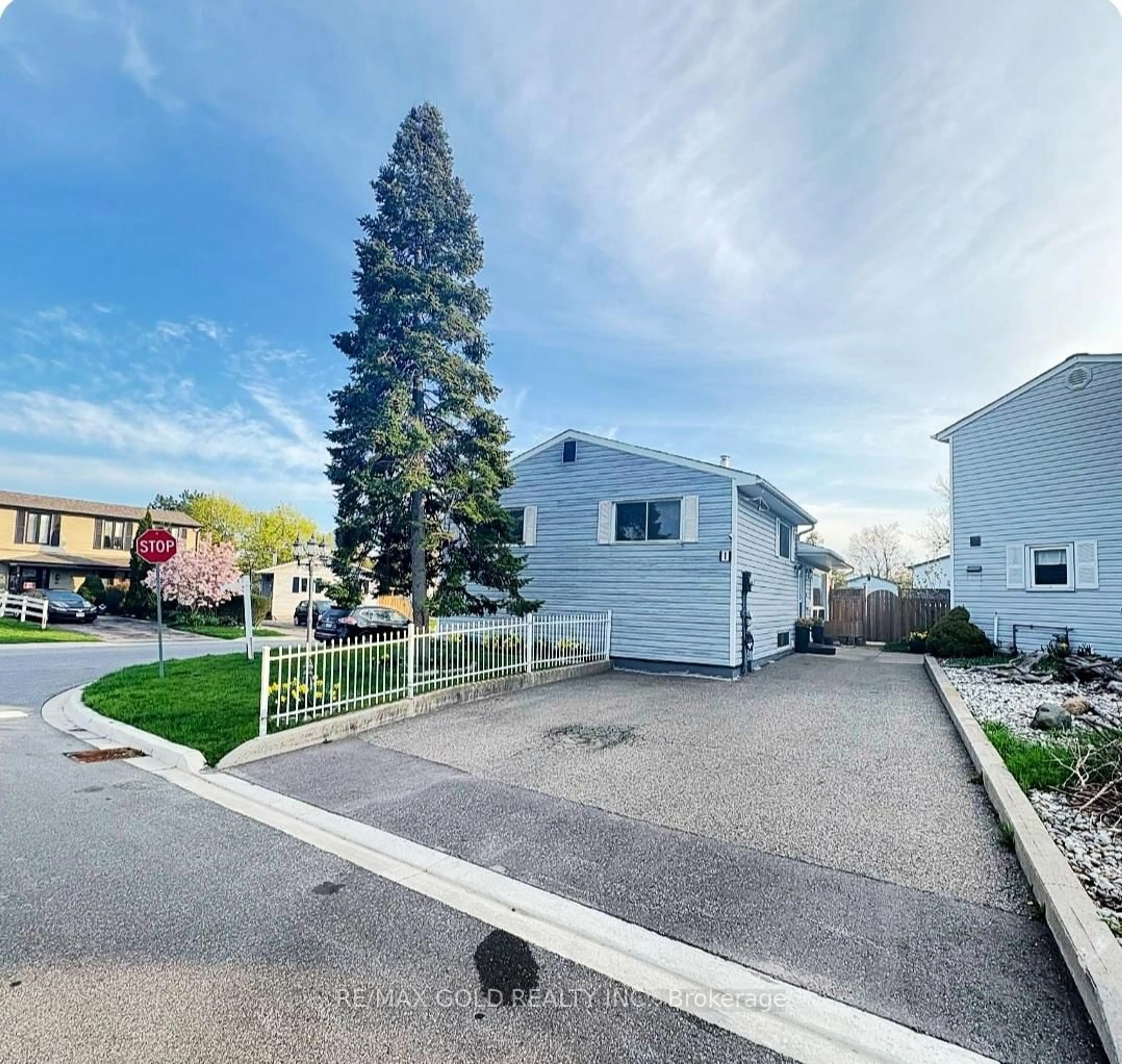 A pic from outside/outdoor area/front of a property/back of a property/a pic from drone, street for 1 Hearthstone Crt, Brampton Ontario L6S 1N8