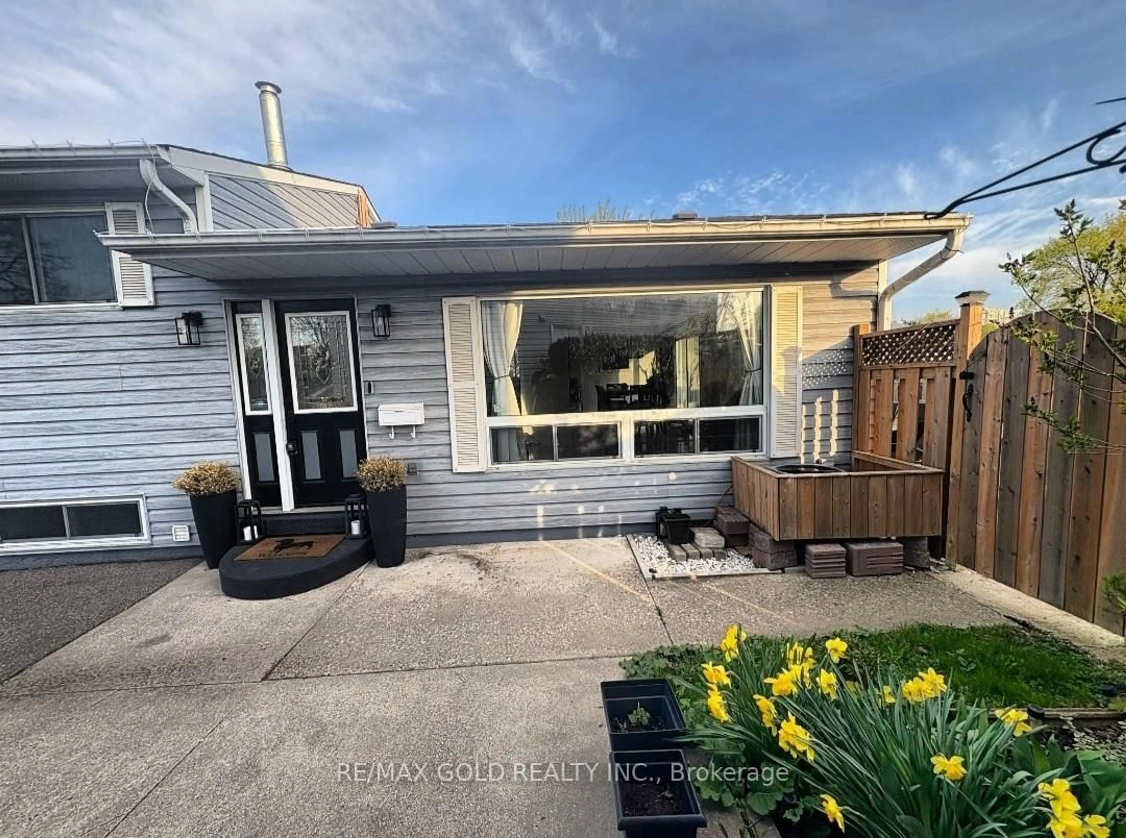 A pic from outside/outdoor area/front of a property/back of a property/a pic from drone, street for 1 Hearthstone Crt, Brampton Ontario L6S 1N8