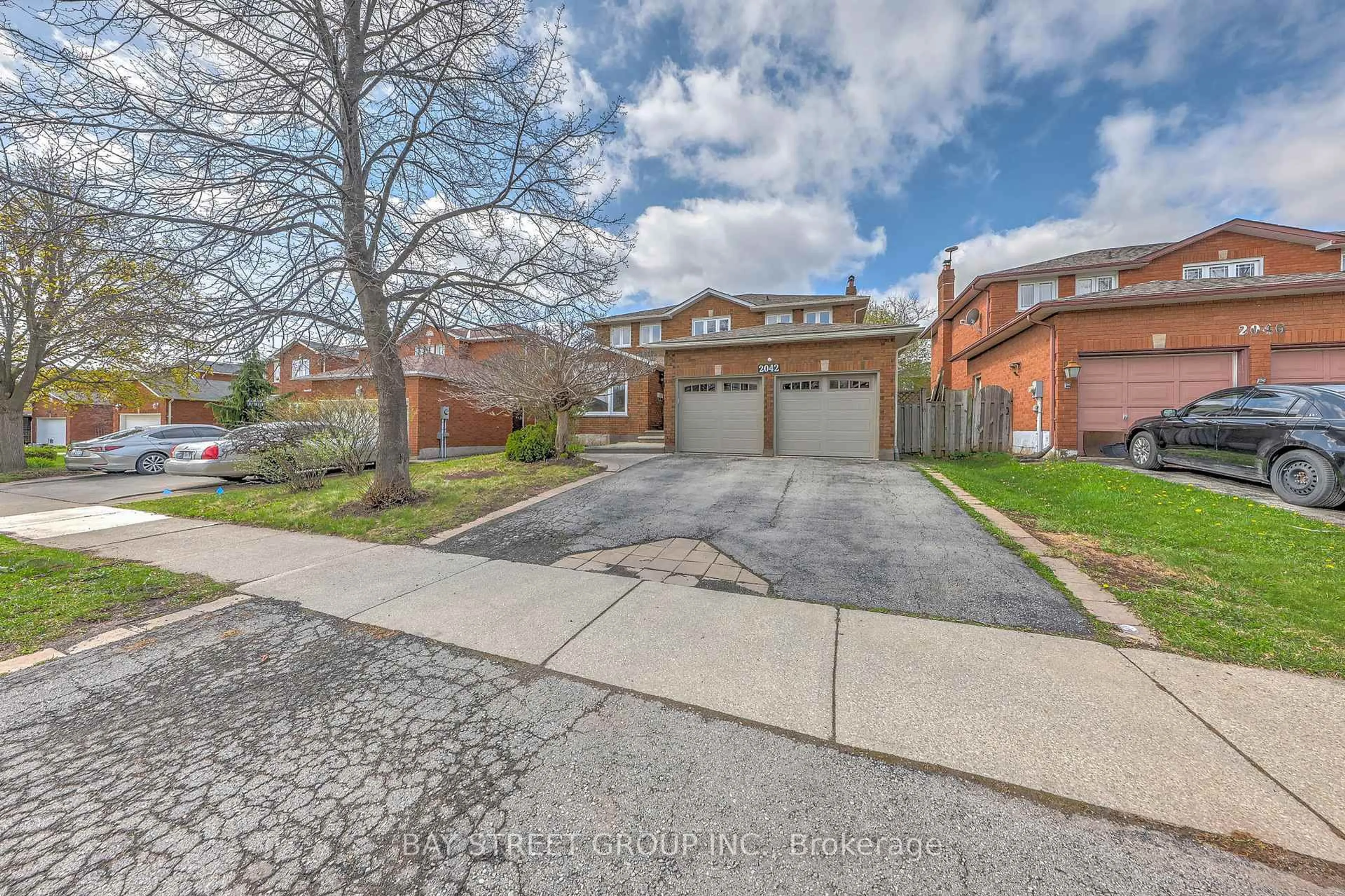 Home with brick exterior material, street for 2042 Golden Briar Tr, Oakville Ontario L6H 4N4