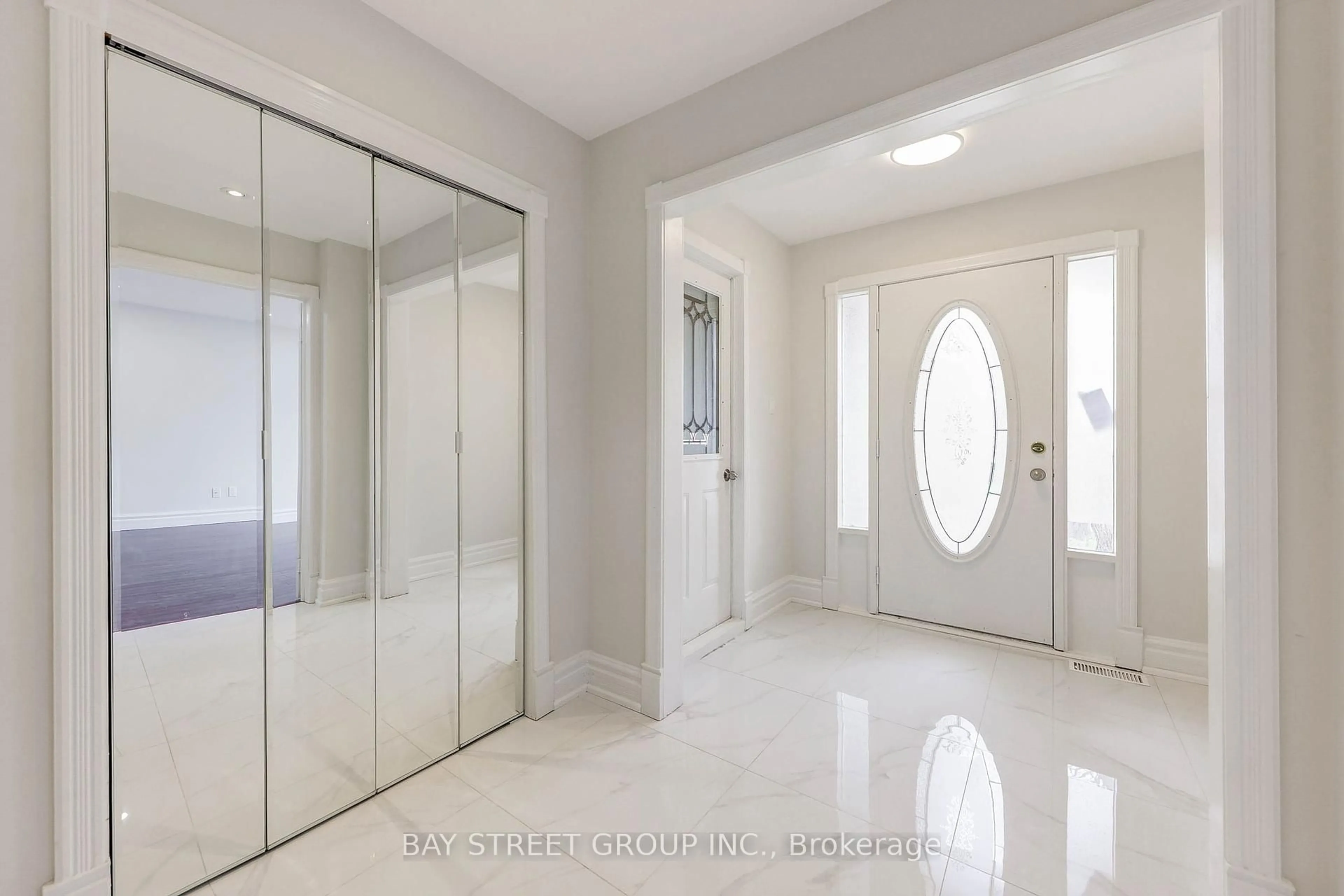 Indoor foyer for 2042 Golden Briar Tr, Oakville Ontario L6H 4N4