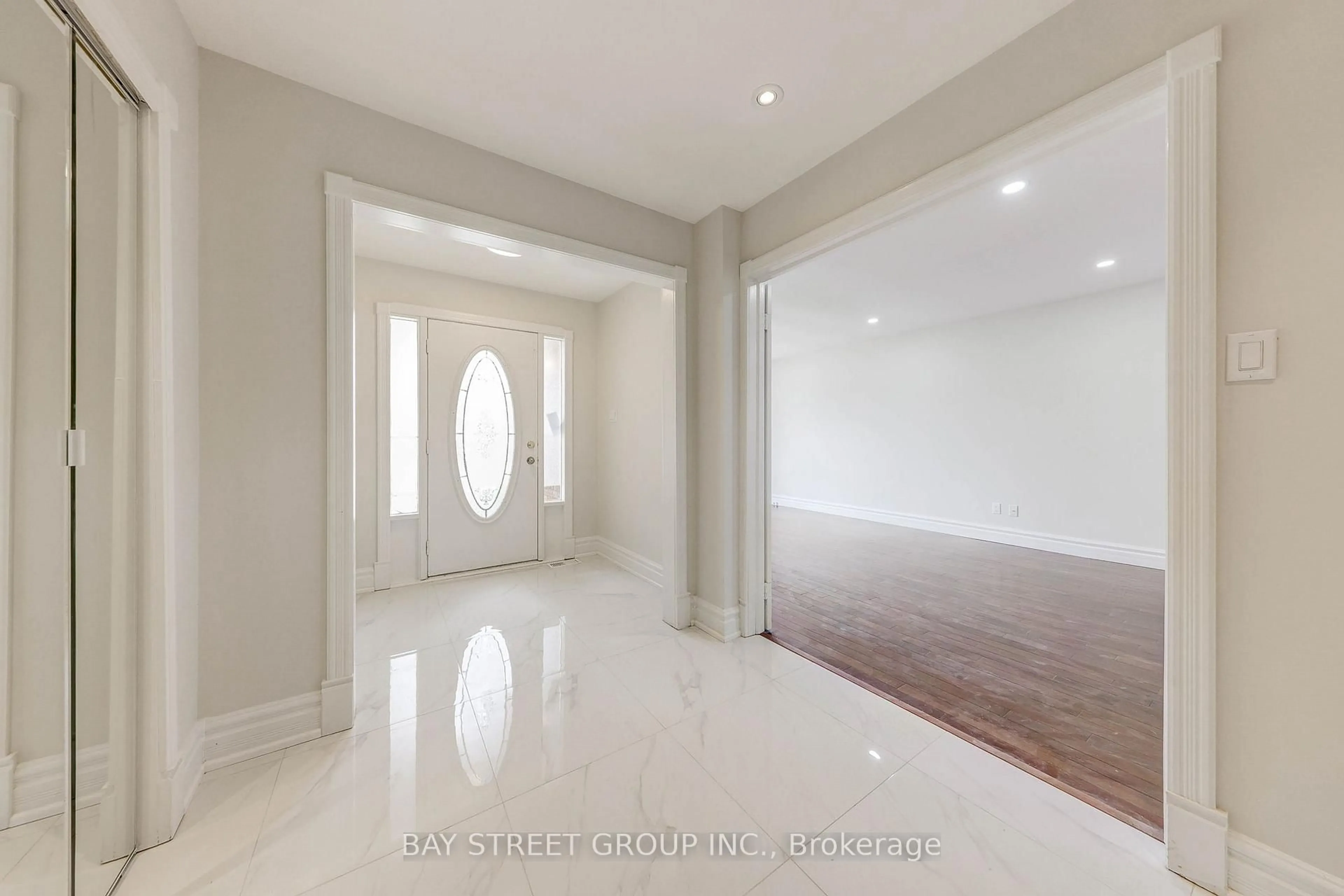 Indoor foyer for 2042 Golden Briar Tr, Oakville Ontario L6H 4N4