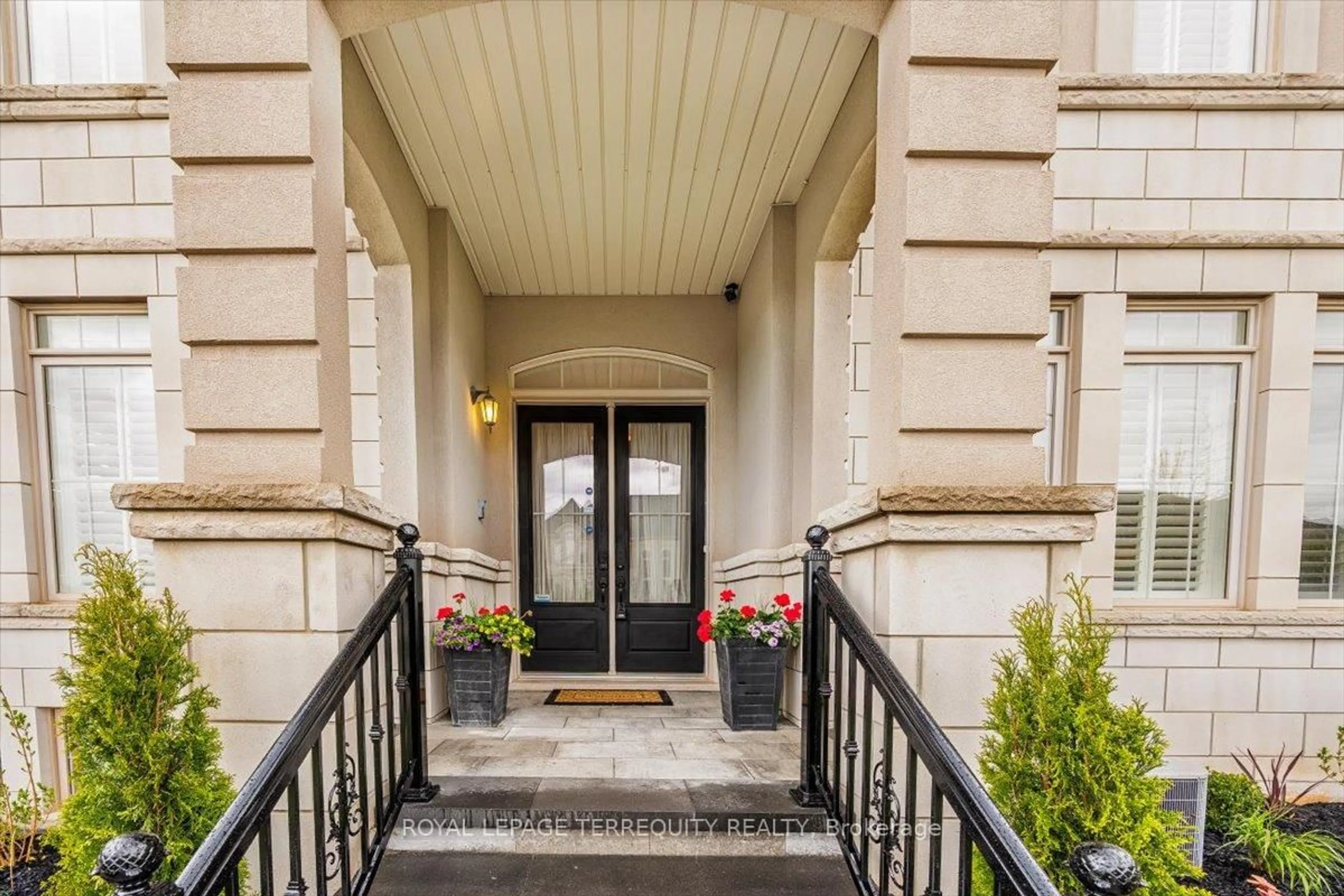 Indoor foyer for 18 Dalmeny Dr, Brampton Ontario L6X 0X3
