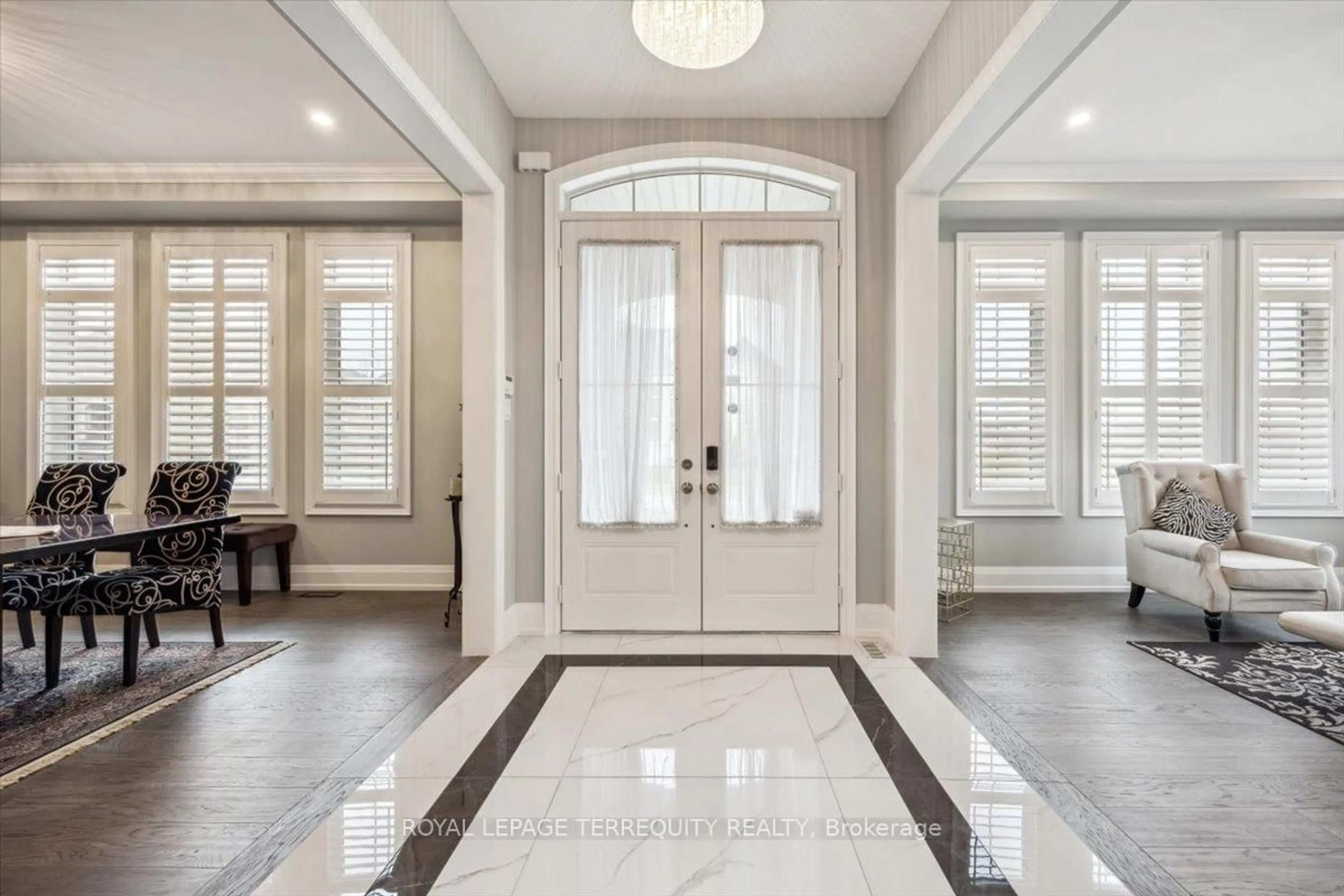 Indoor entryway for 18 Dalmeny Dr, Brampton Ontario L6X 0X3
