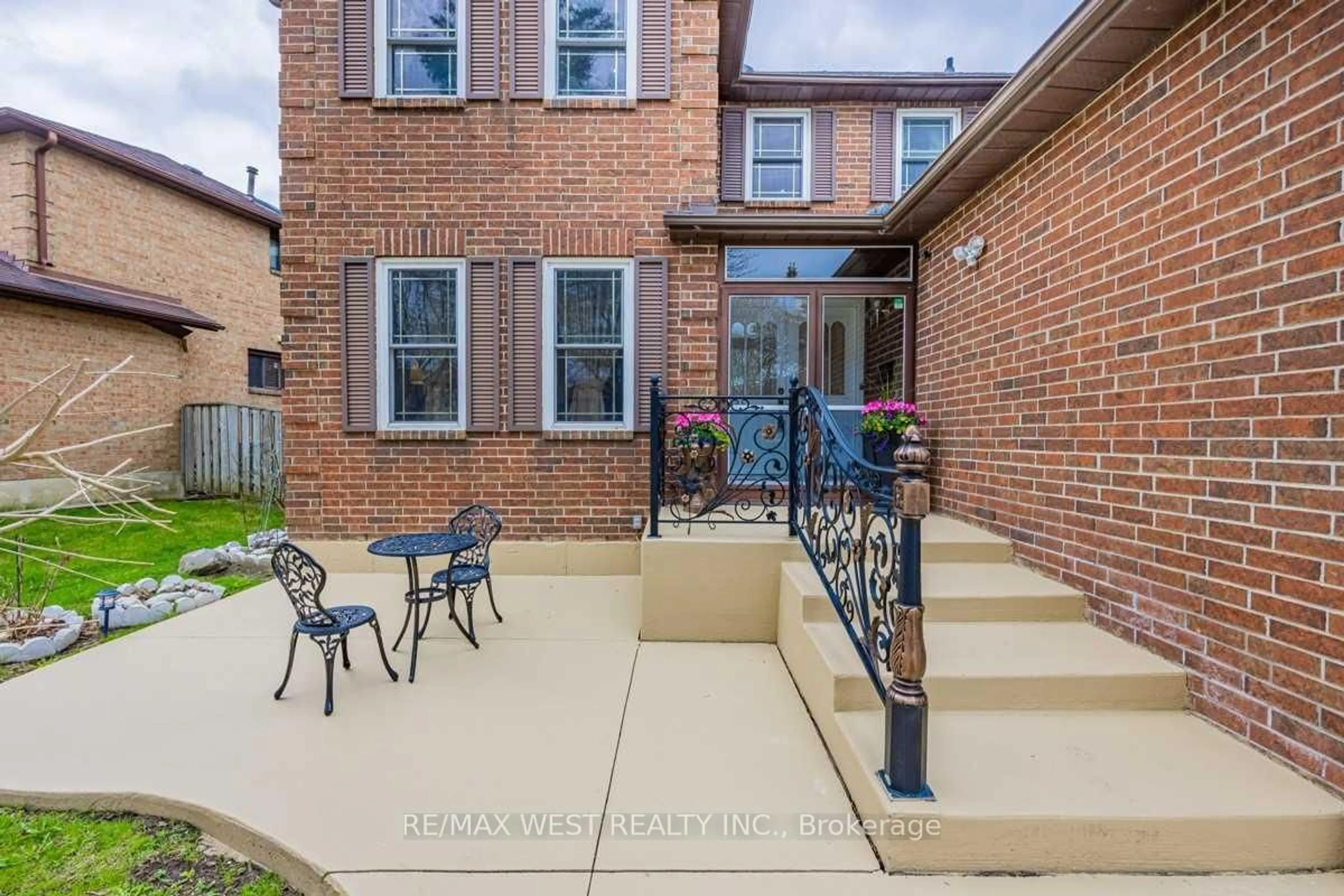 Patio, street for 1593 Lovelady Cres, Mississauga Ontario L4W 2Y9