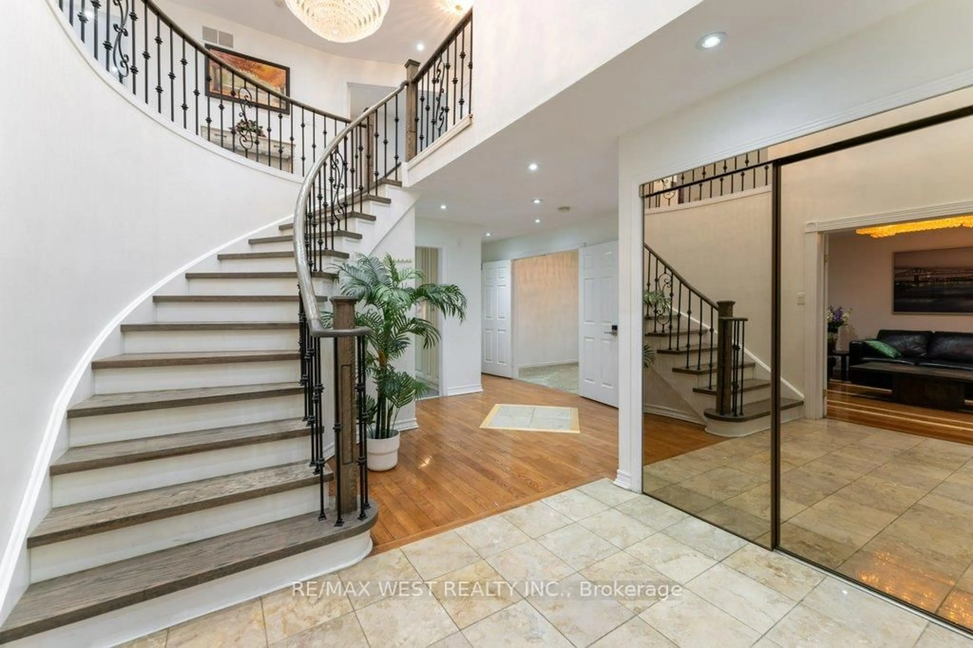 Indoor entryway for 1593 Lovelady Cres, Mississauga Ontario L4W 2Y9