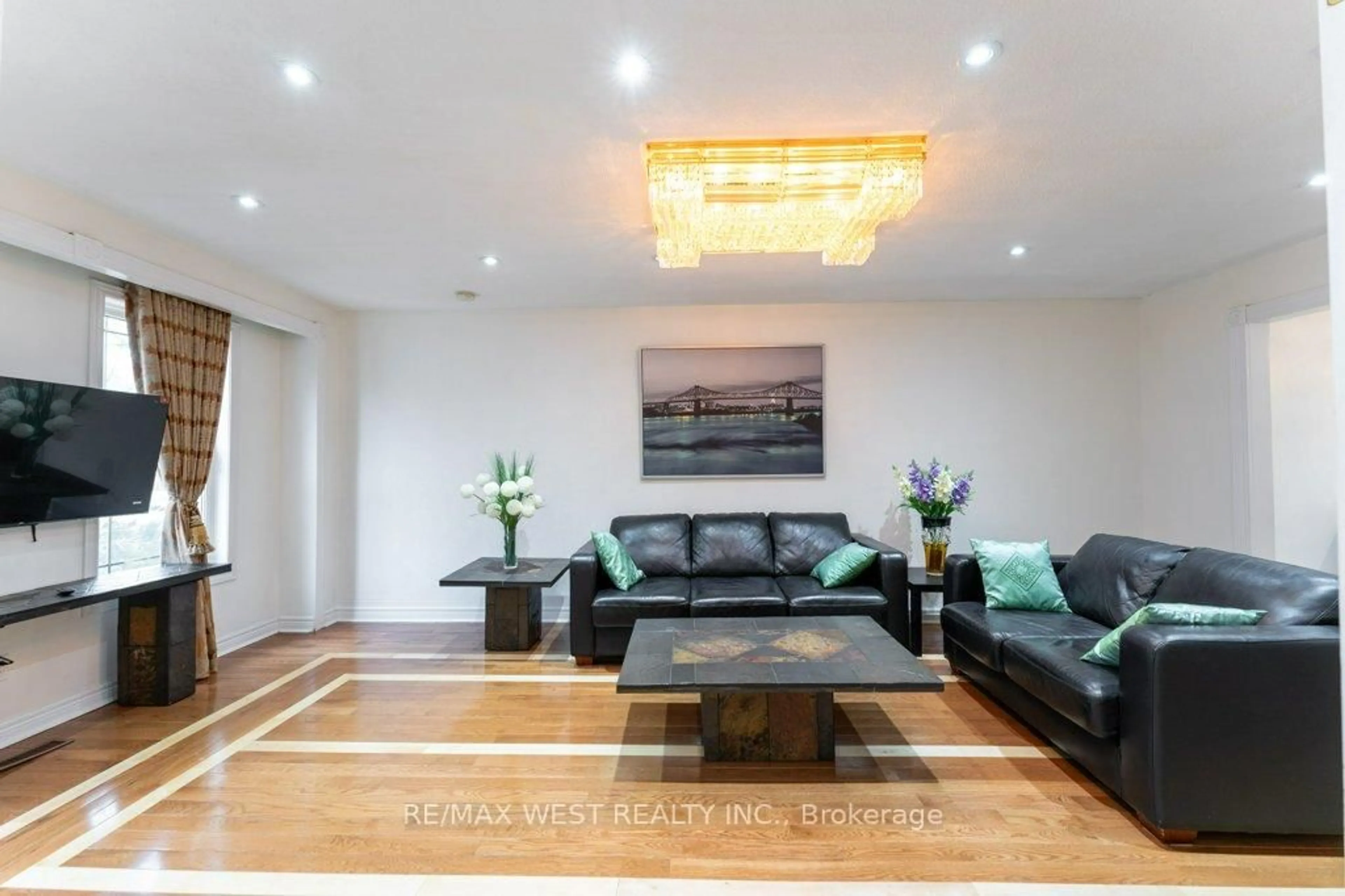 Living room with furniture, wood/laminate floor for 1593 Lovelady Cres, Mississauga Ontario L4W 2Y9