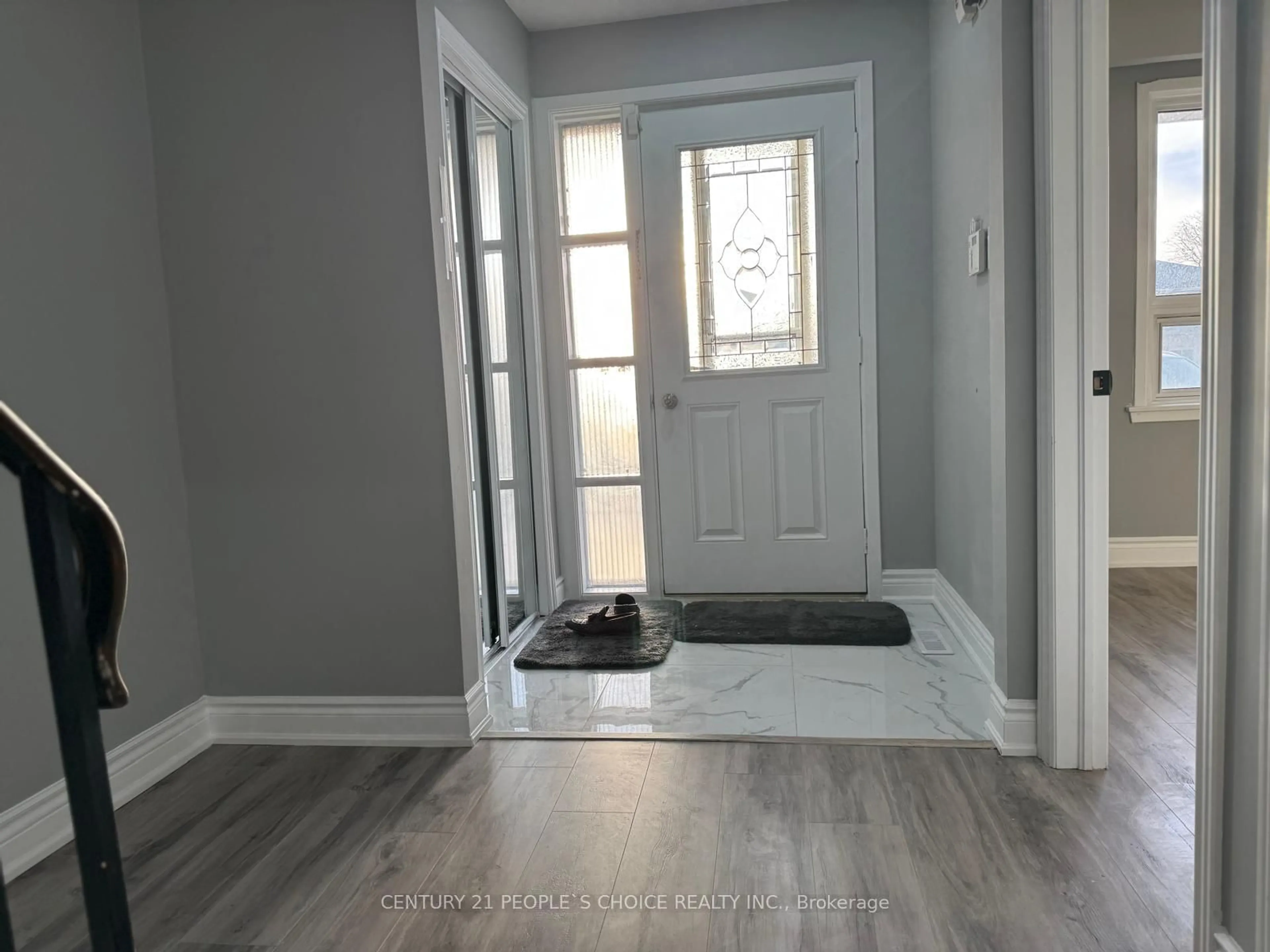 Indoor entryway for 6862 Darcel Ave, Mississauga Ontario L4T 2W5