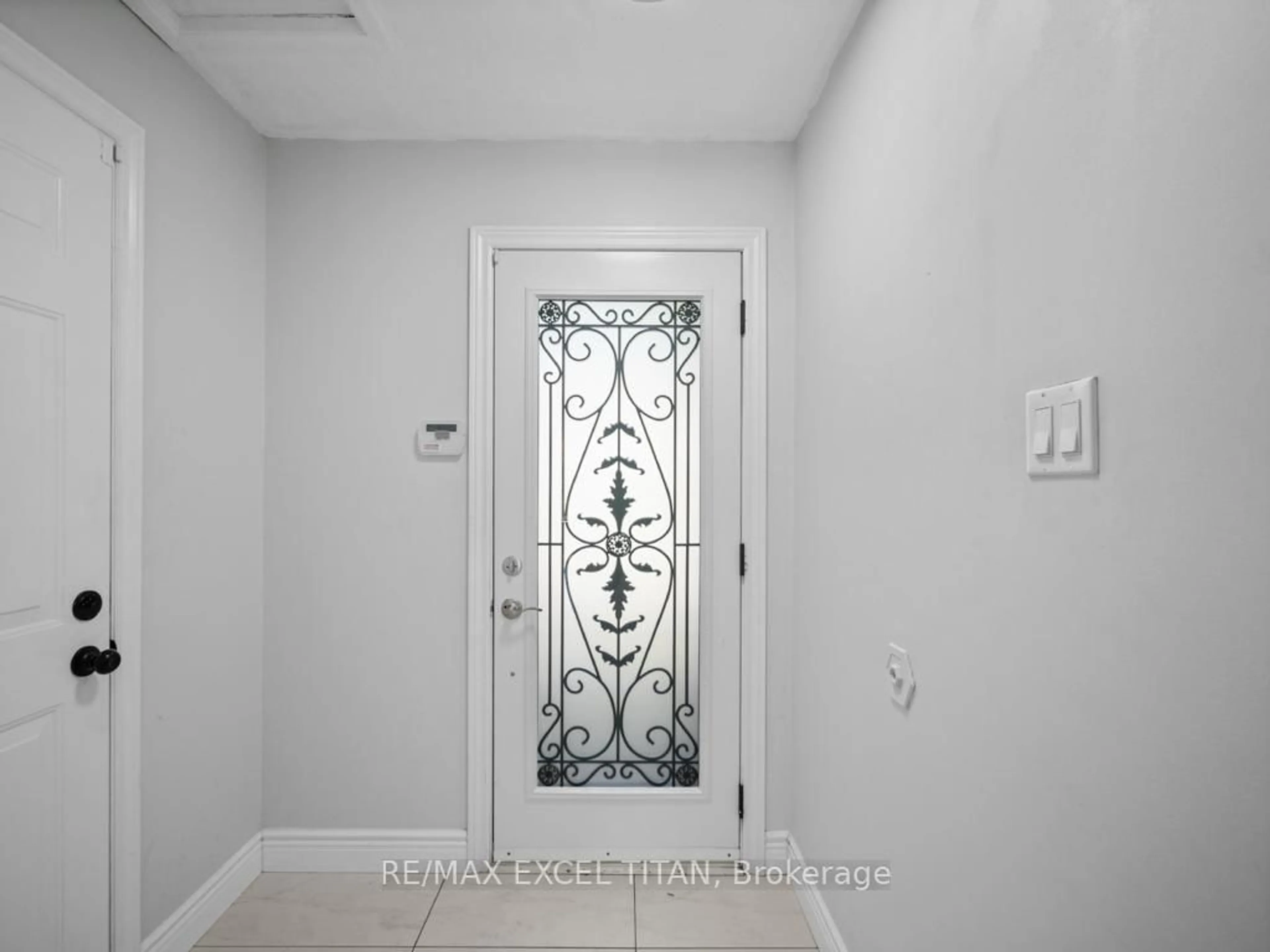 Indoor entryway for 27 Macdougall Dr, Brampton Ontario L6S 3P4