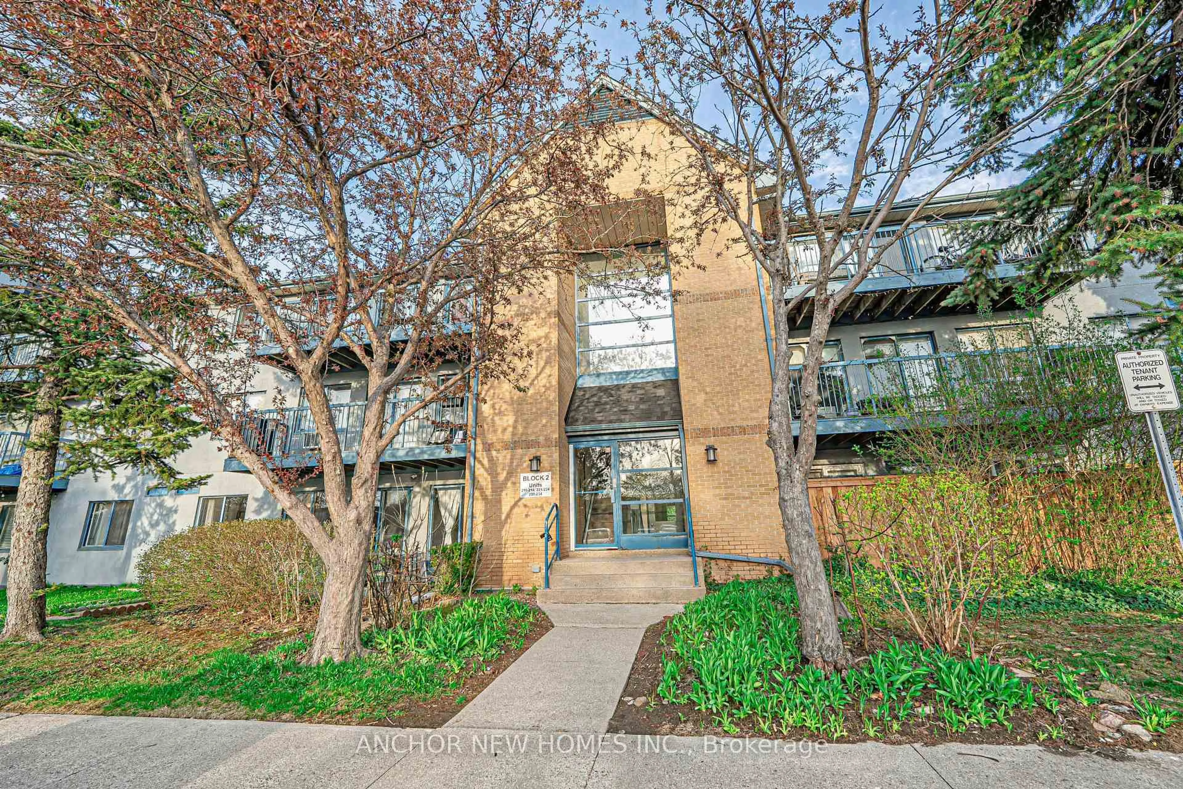 Indoor foyer for 65 Trailwood Dr #213, Mississauga Ontario L4Z 3L1