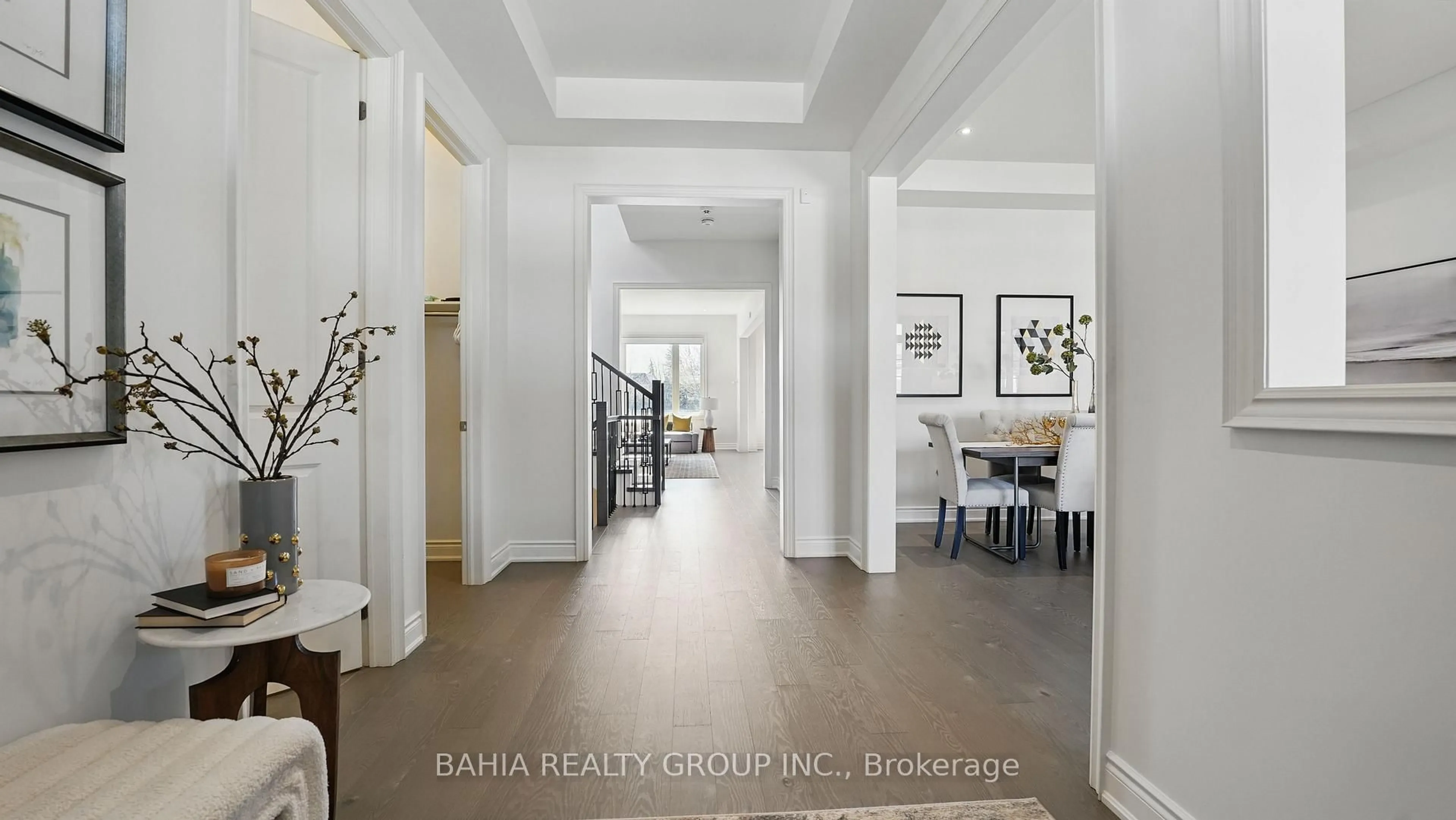 Indoor entryway for 2492 Donnavale Dr, Mississauga Ontario L5A 2N1