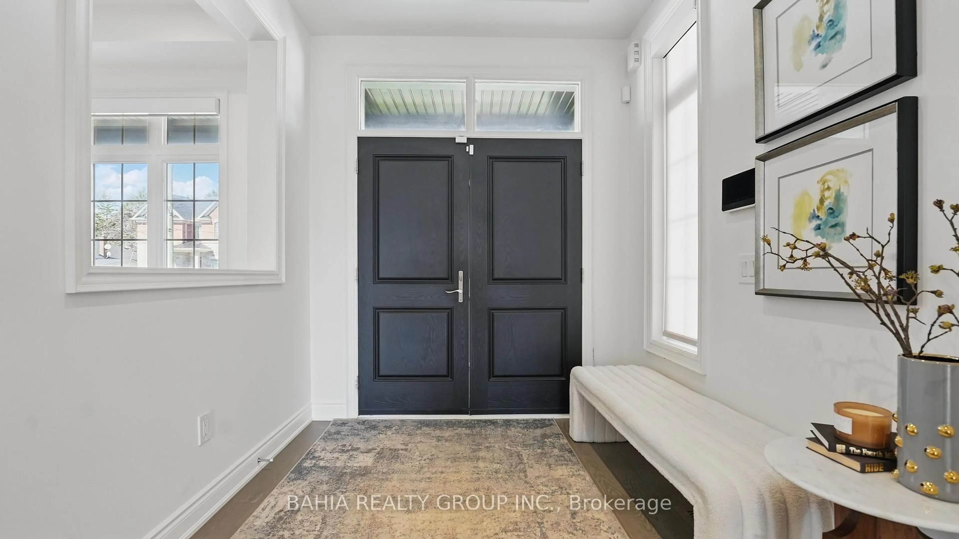 Indoor entryway for 2492 Donnavale Dr, Mississauga Ontario L5A 2N1