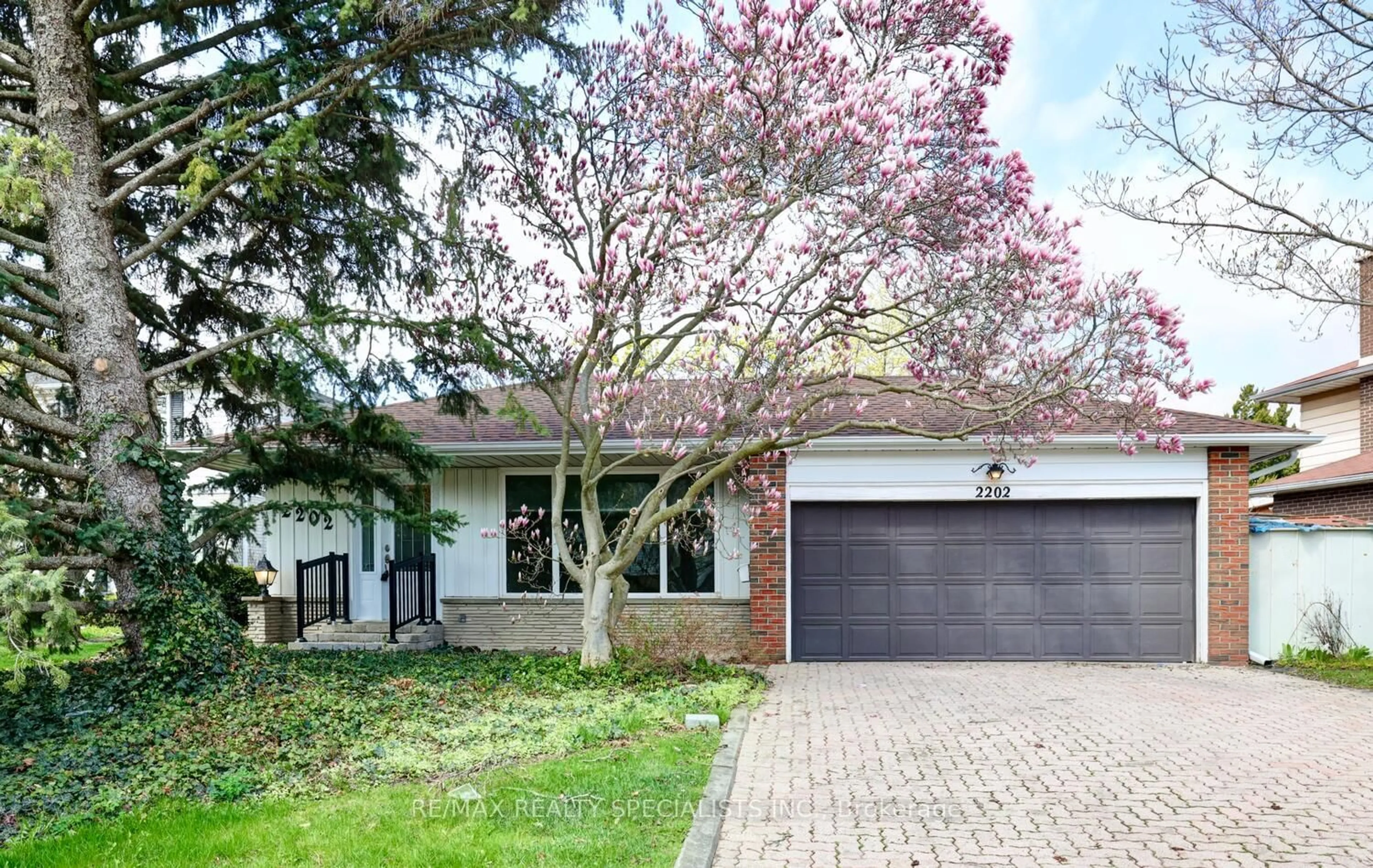 Home with brick exterior material, street for 2202 Thorn Lodge Dr, Mississauga Ontario L5K 1K2