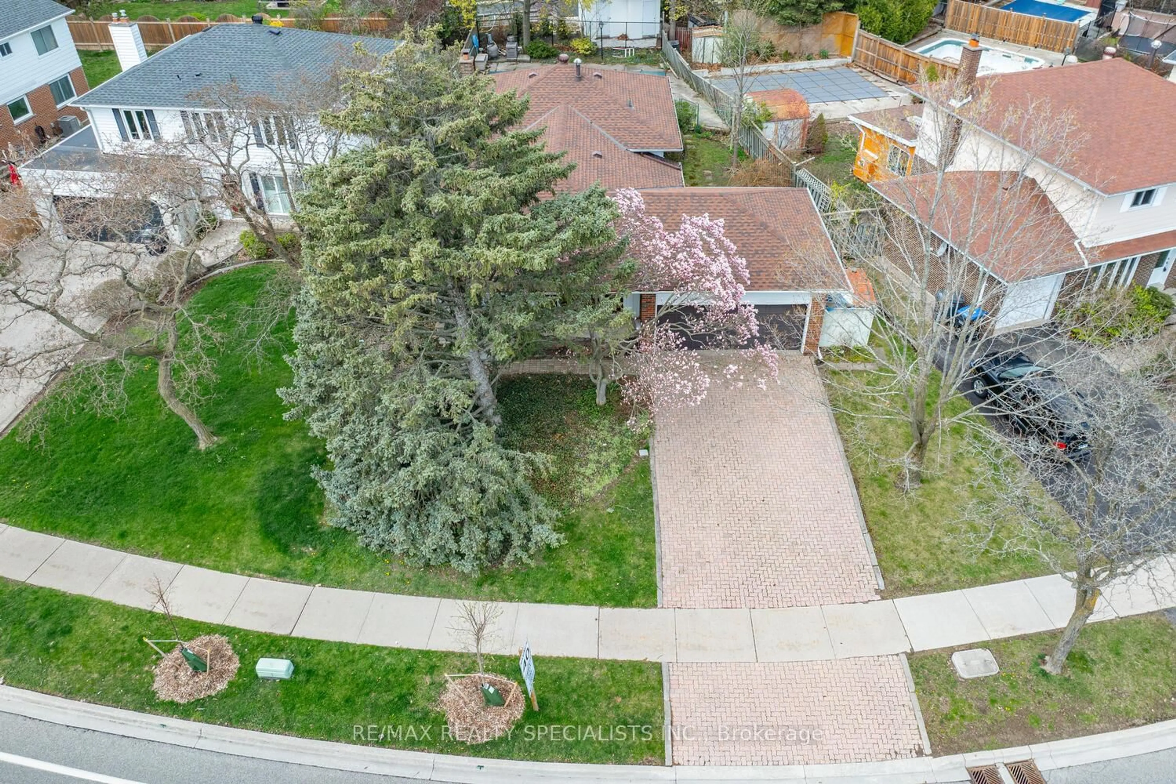 A pic from outside/outdoor area/front of a property/back of a property/a pic from drone, street for 2202 Thorn Lodge Dr, Mississauga Ontario L5K 1K2
