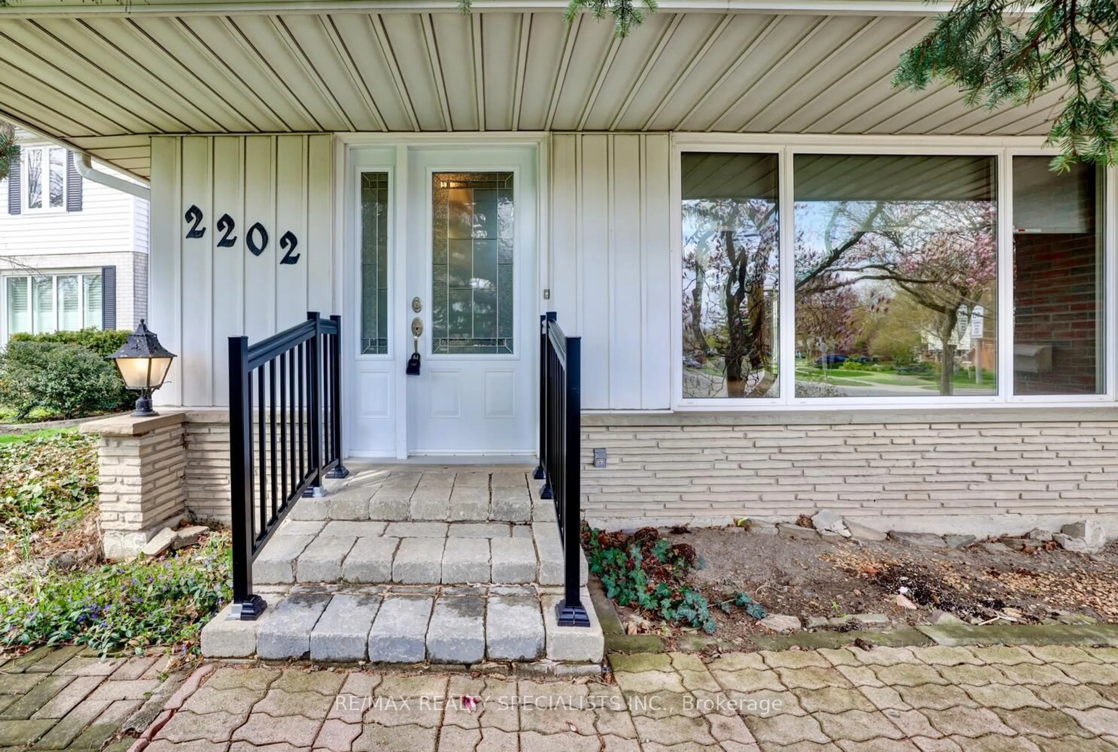 Indoor entryway for 2202 Thorn Lodge Dr, Mississauga Ontario L5K 1K2