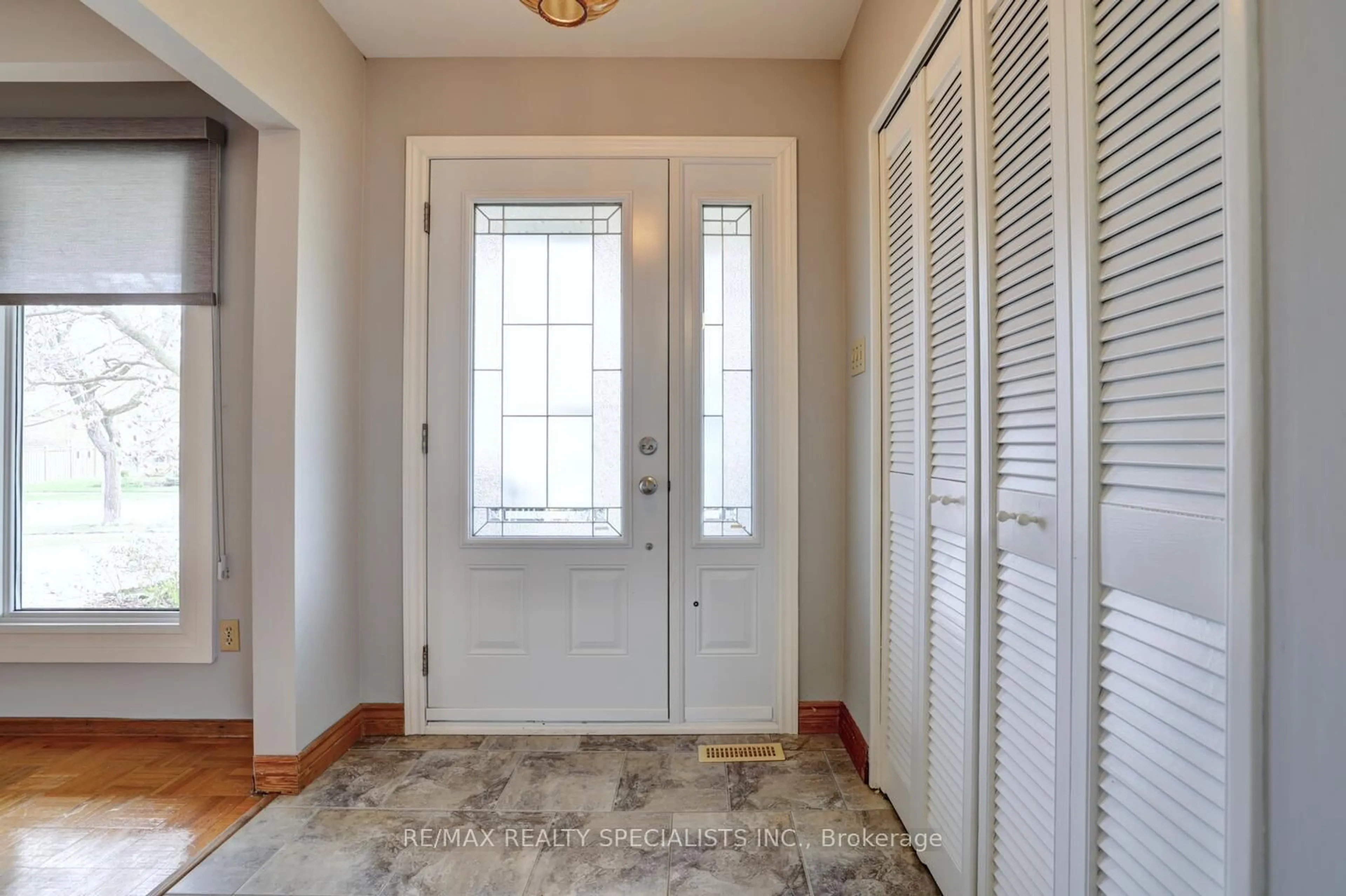 Indoor entryway for 2202 Thorn Lodge Dr, Mississauga Ontario L5K 1K2
