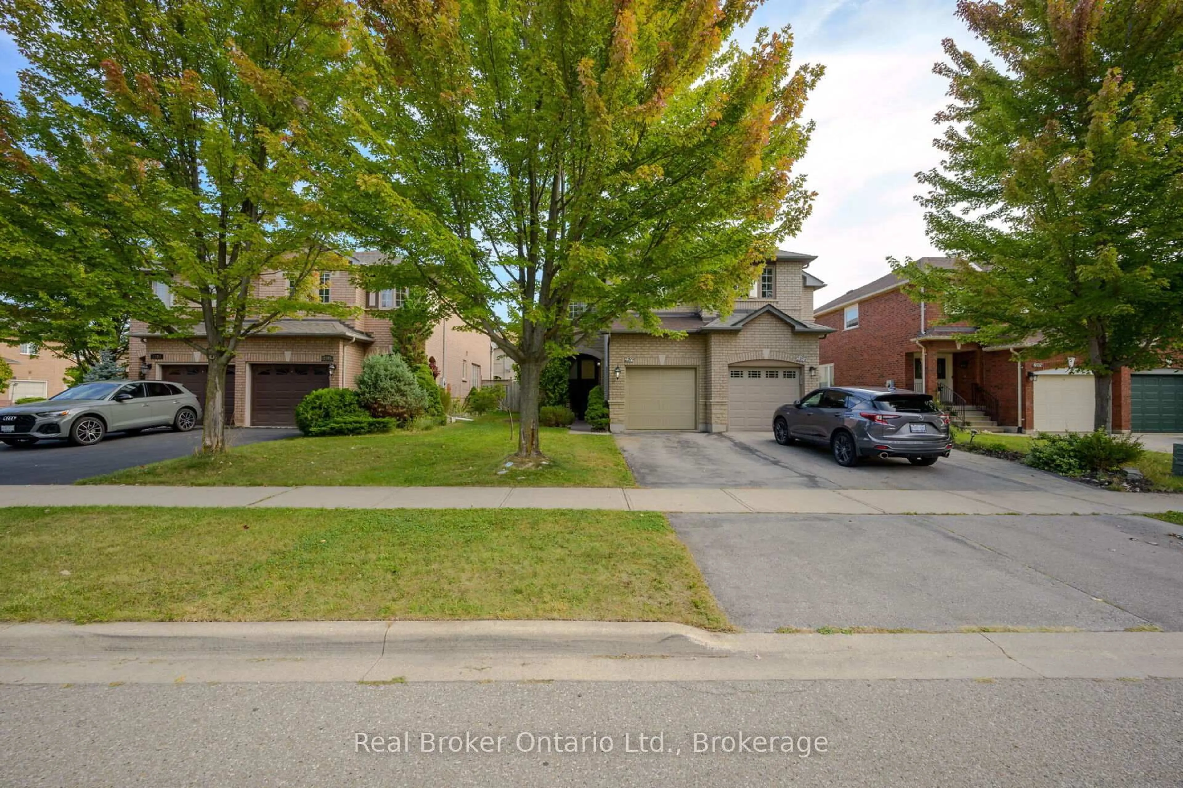 A pic from outside/outdoor area/front of a property/back of a property/a pic from drone, street for 2189 Shorncliffe Blvd, Oakville Ontario L6M 3X2