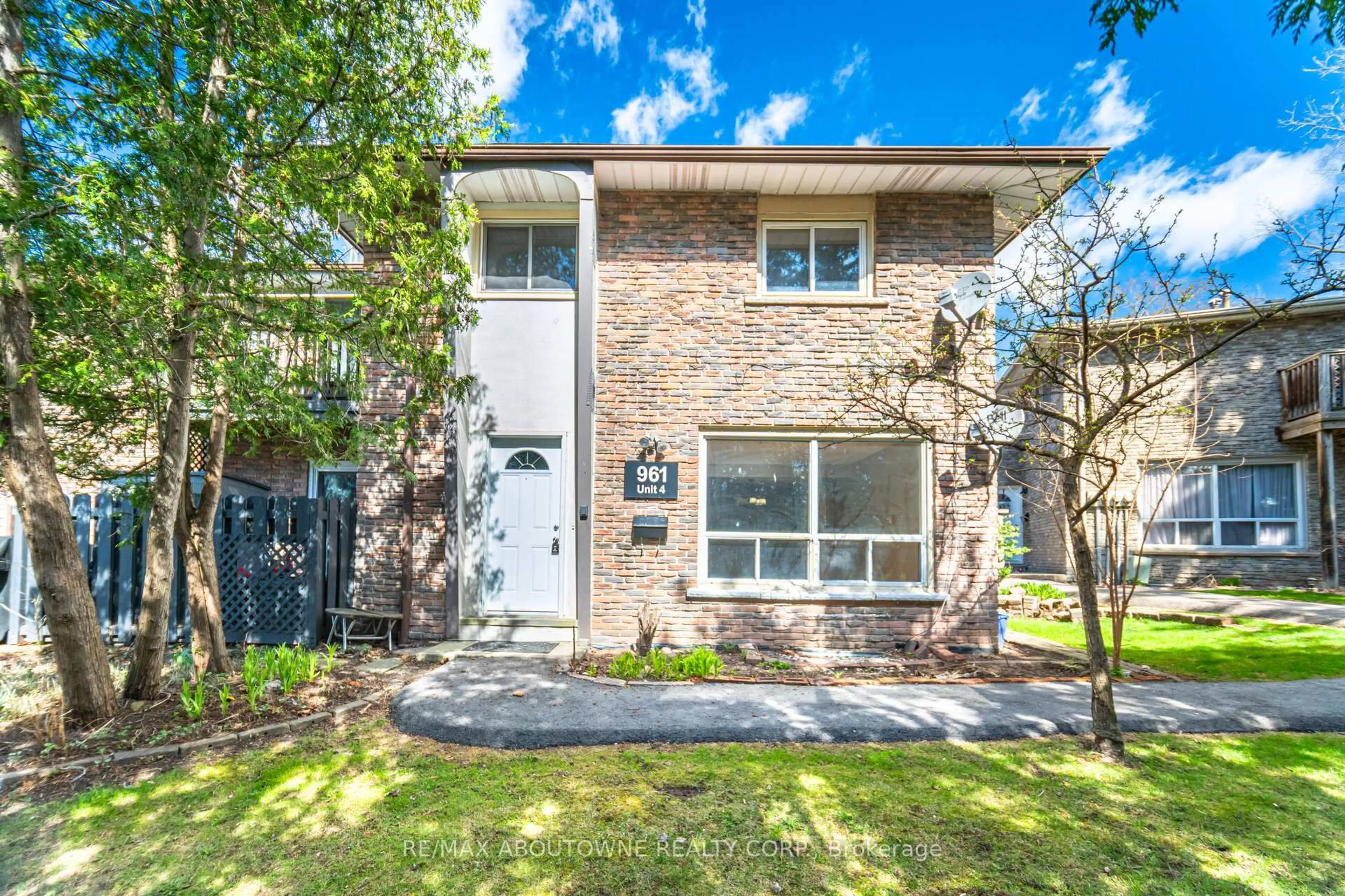 Home with brick exterior material, street for 961 Francis Rd #4, Burlington Ontario L7T 3Z1