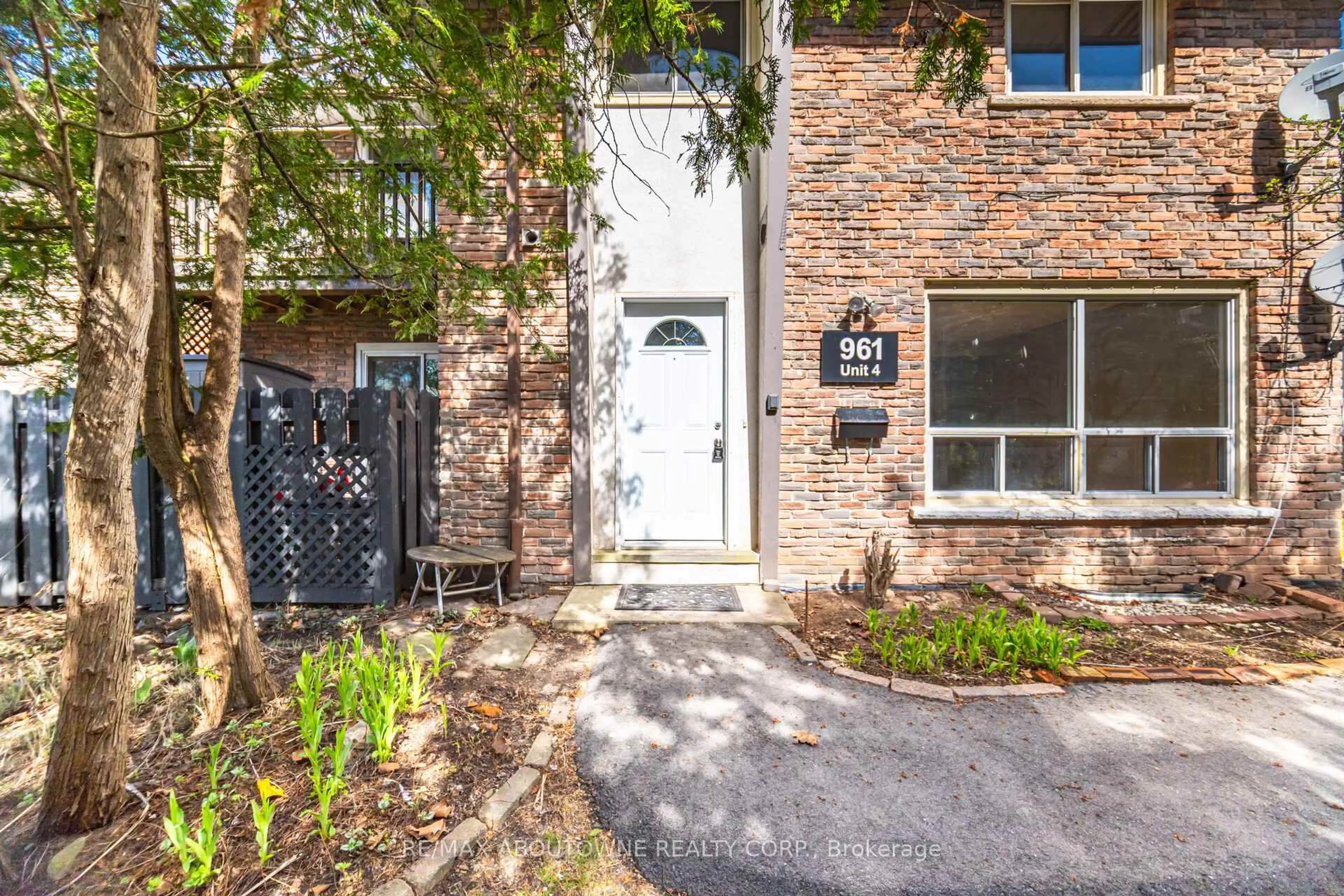 Unknown for 961 Francis Rd #4, Burlington Ontario L7T 3Z1