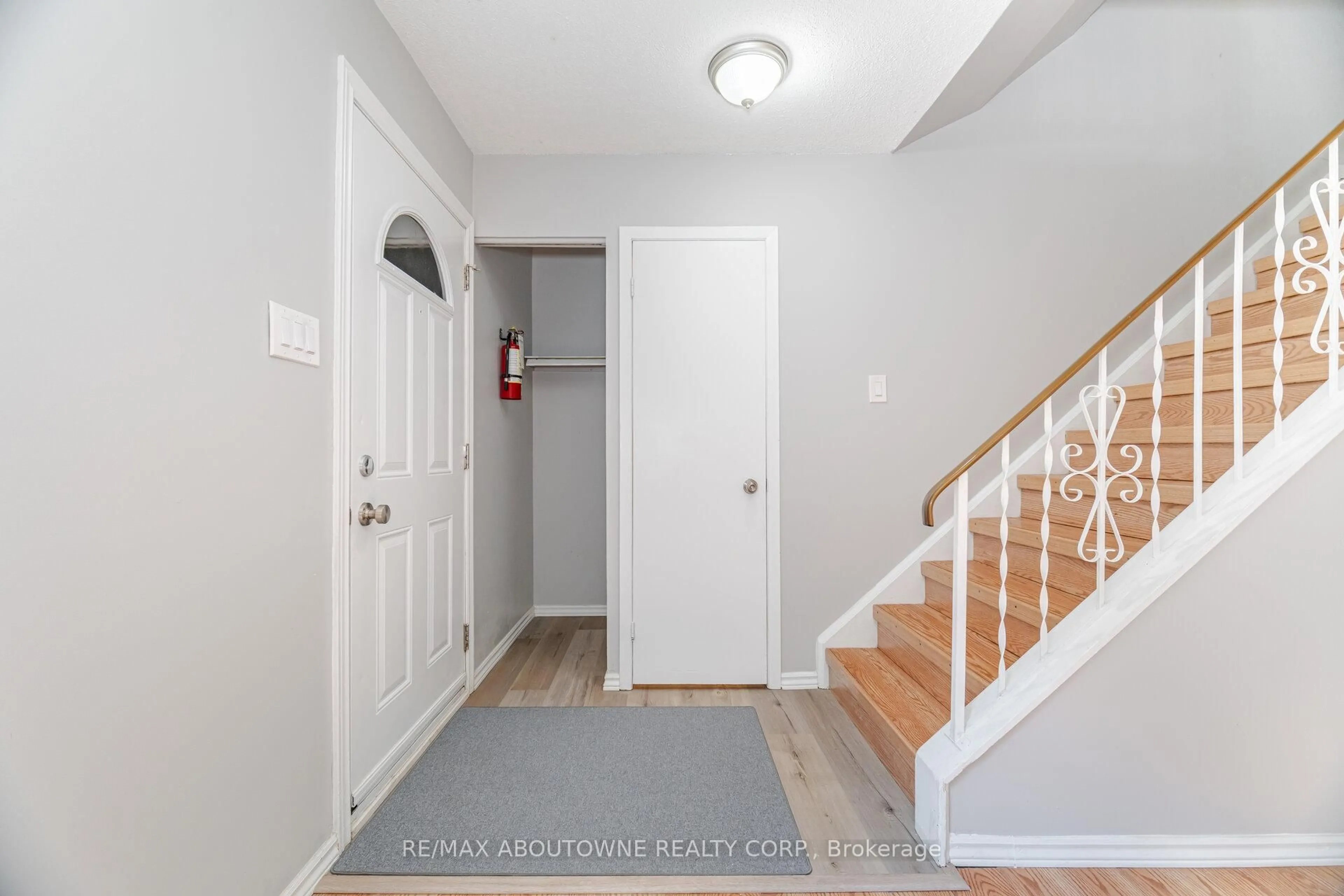 Indoor entryway for 961 Francis Rd #4, Burlington Ontario L7T 3Z1