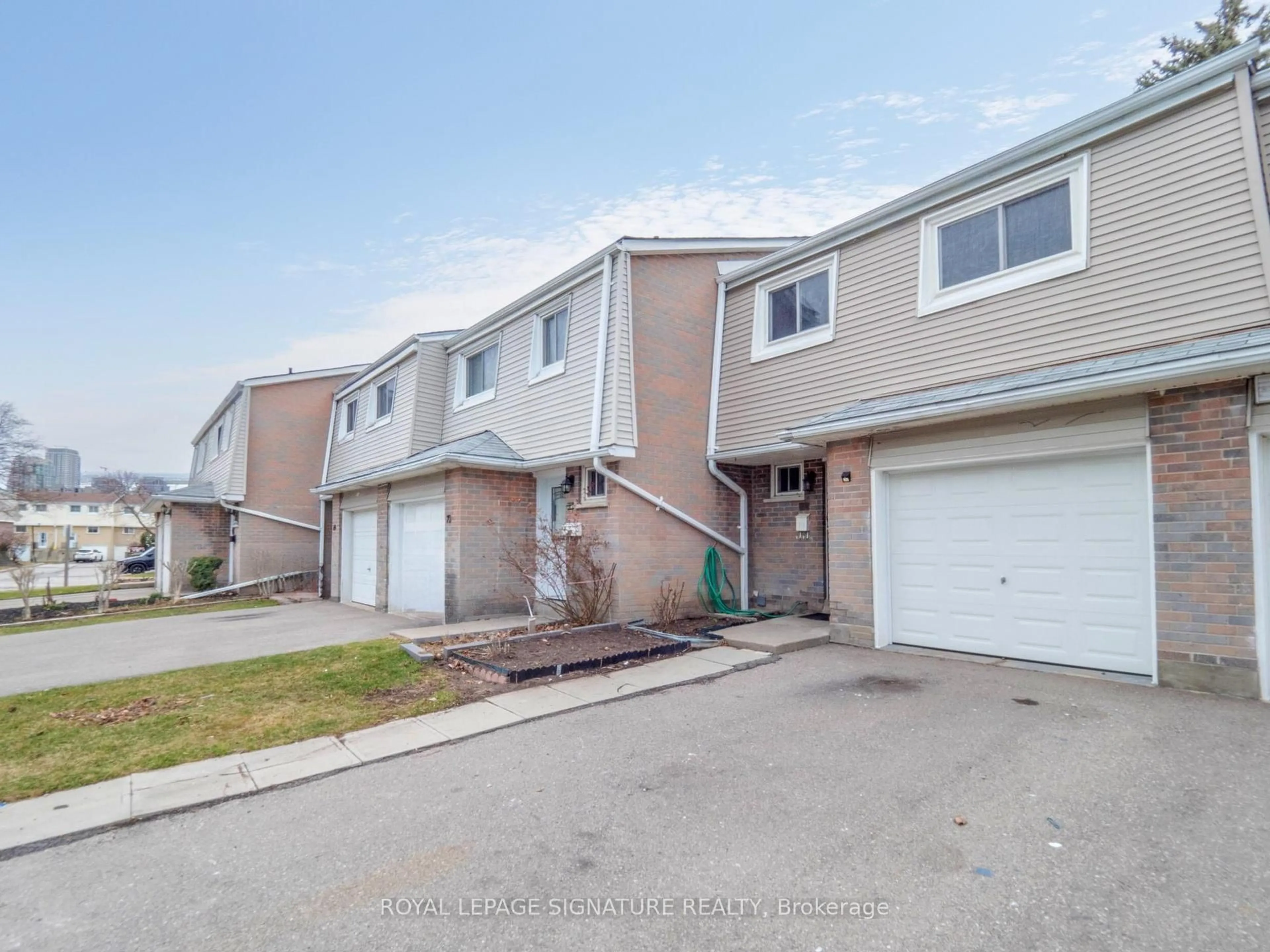 A pic from outside/outdoor area/front of a property/back of a property/a pic from drone, street for 400 Mississauga Valley Blvd #71, Mississauga Ontario L5A 3N6