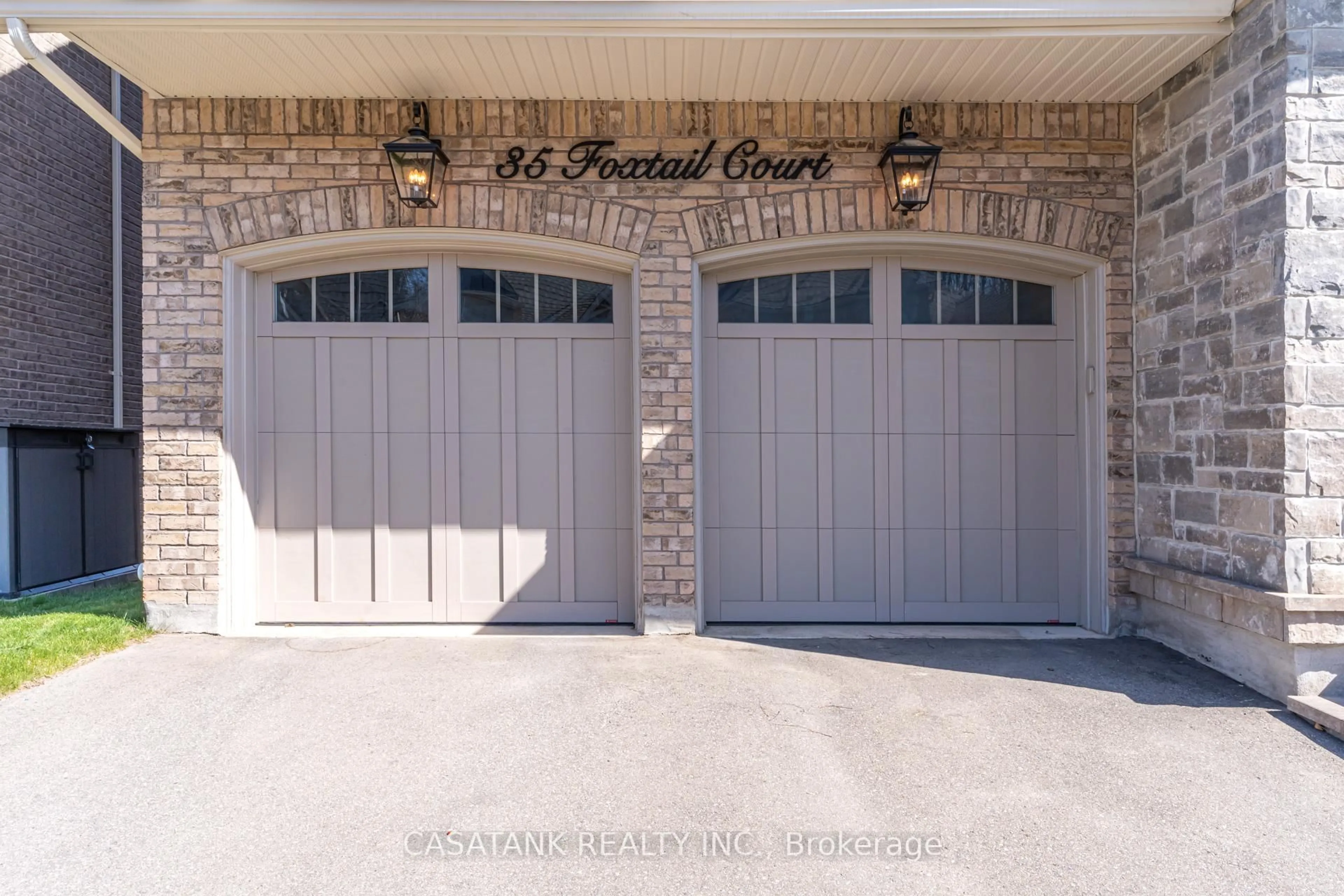 Indoor garage for 35 Foxtail Crt, Halton Hills Ontario L7G 0J6