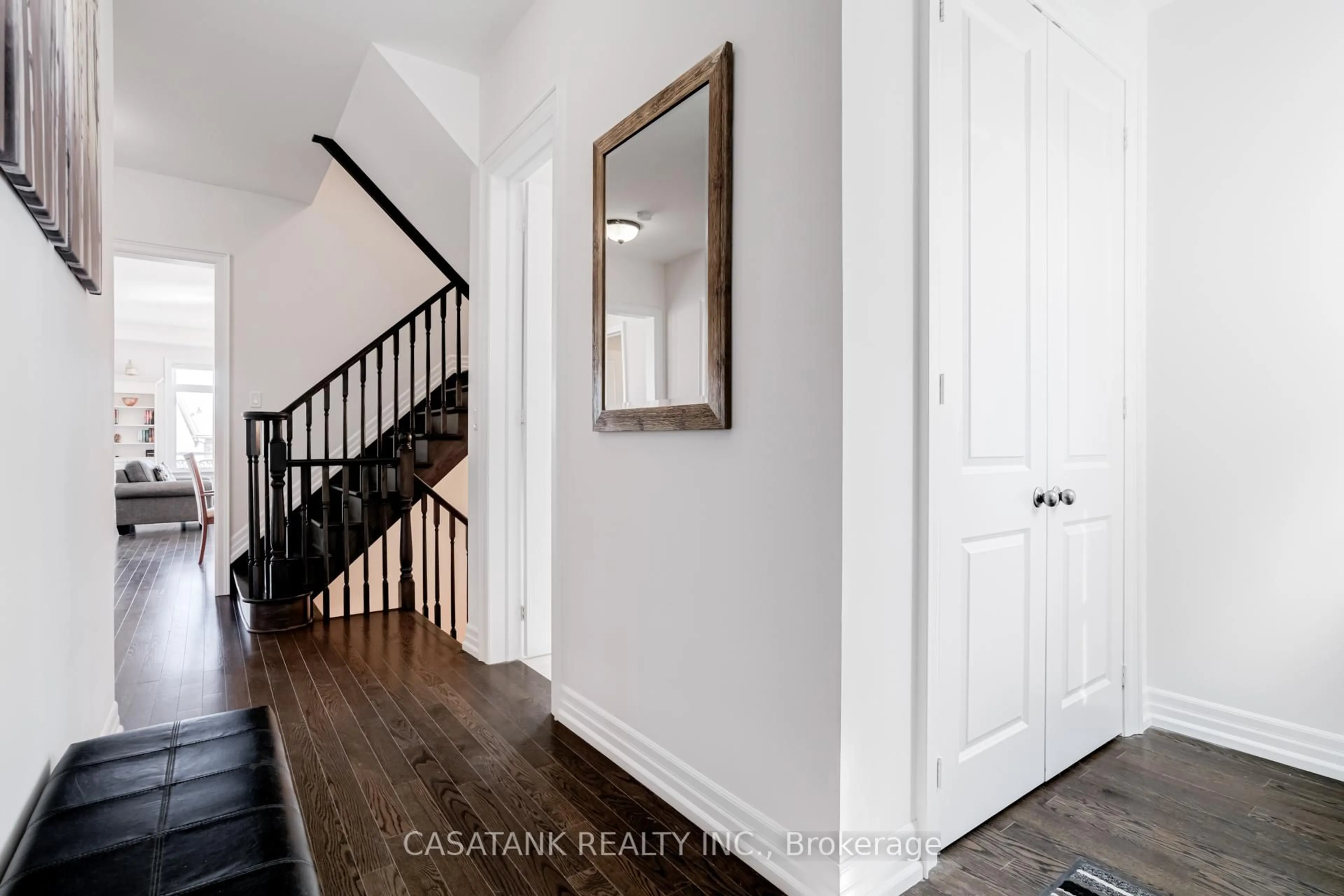 Indoor entryway for 35 Foxtail Crt, Halton Hills Ontario L7G 0J6