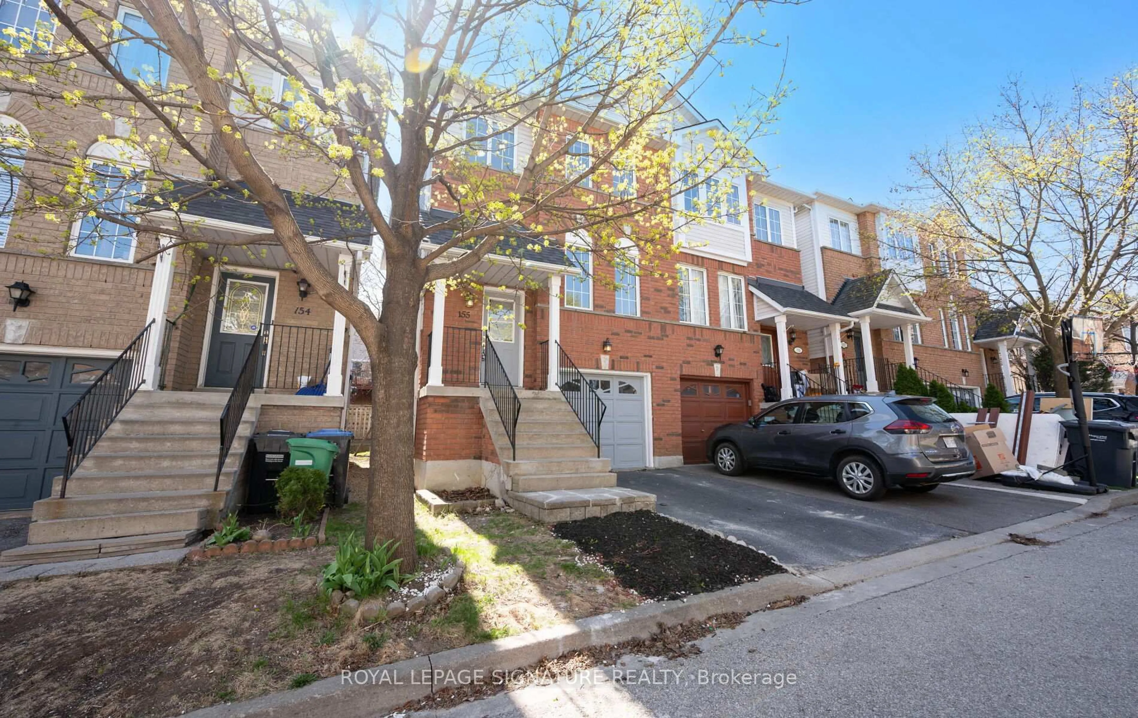 A pic from outside/outdoor area/front of a property/back of a property/a pic from drone, street for 1480 Britannia Rd, Mississauga Ontario L5V 2K4