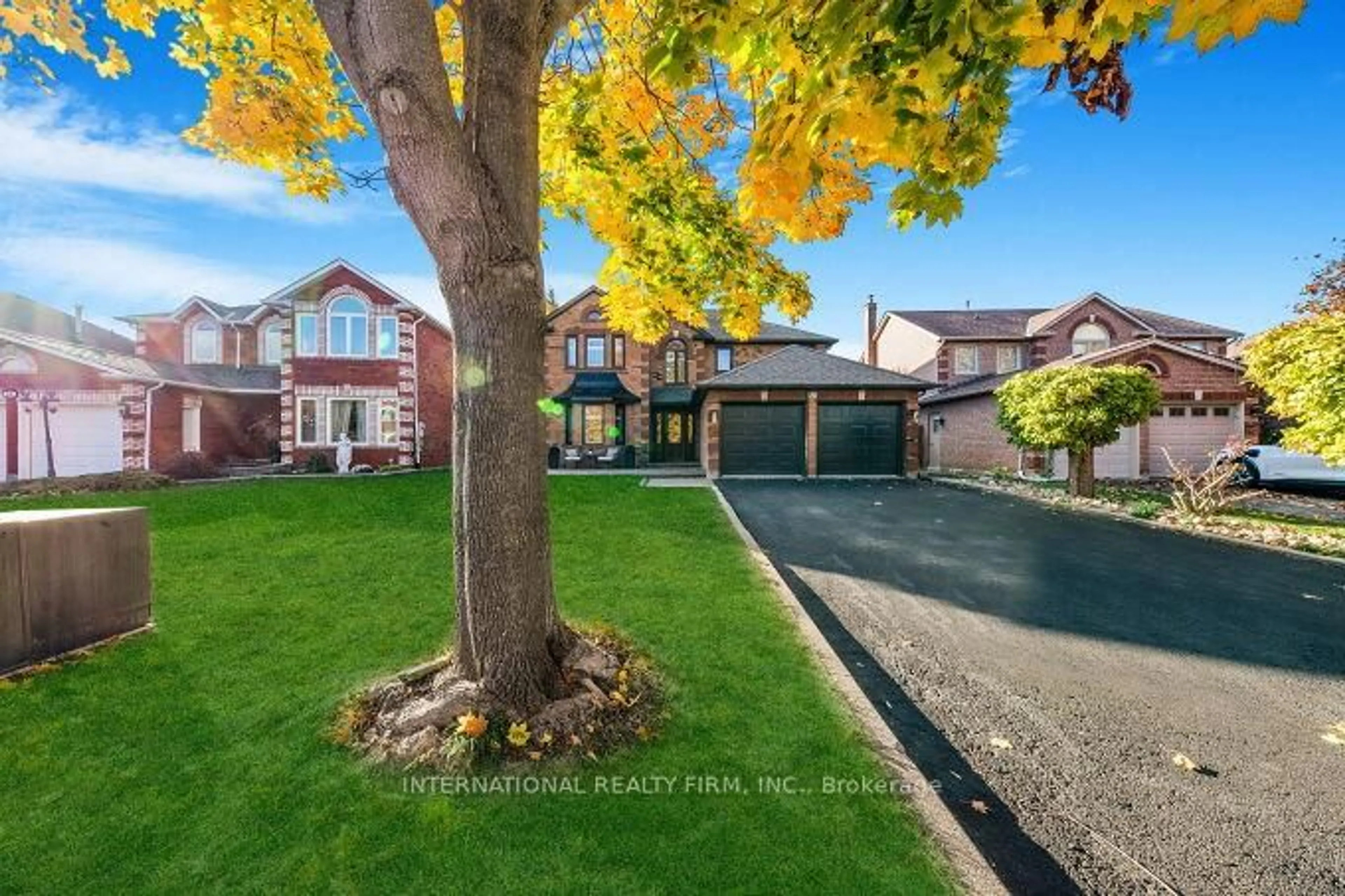 A pic from outside/outdoor area/front of a property/back of a property/a pic from drone, street for 52 Donaghedy Dr, Halton Hills Ontario L7G 5H1