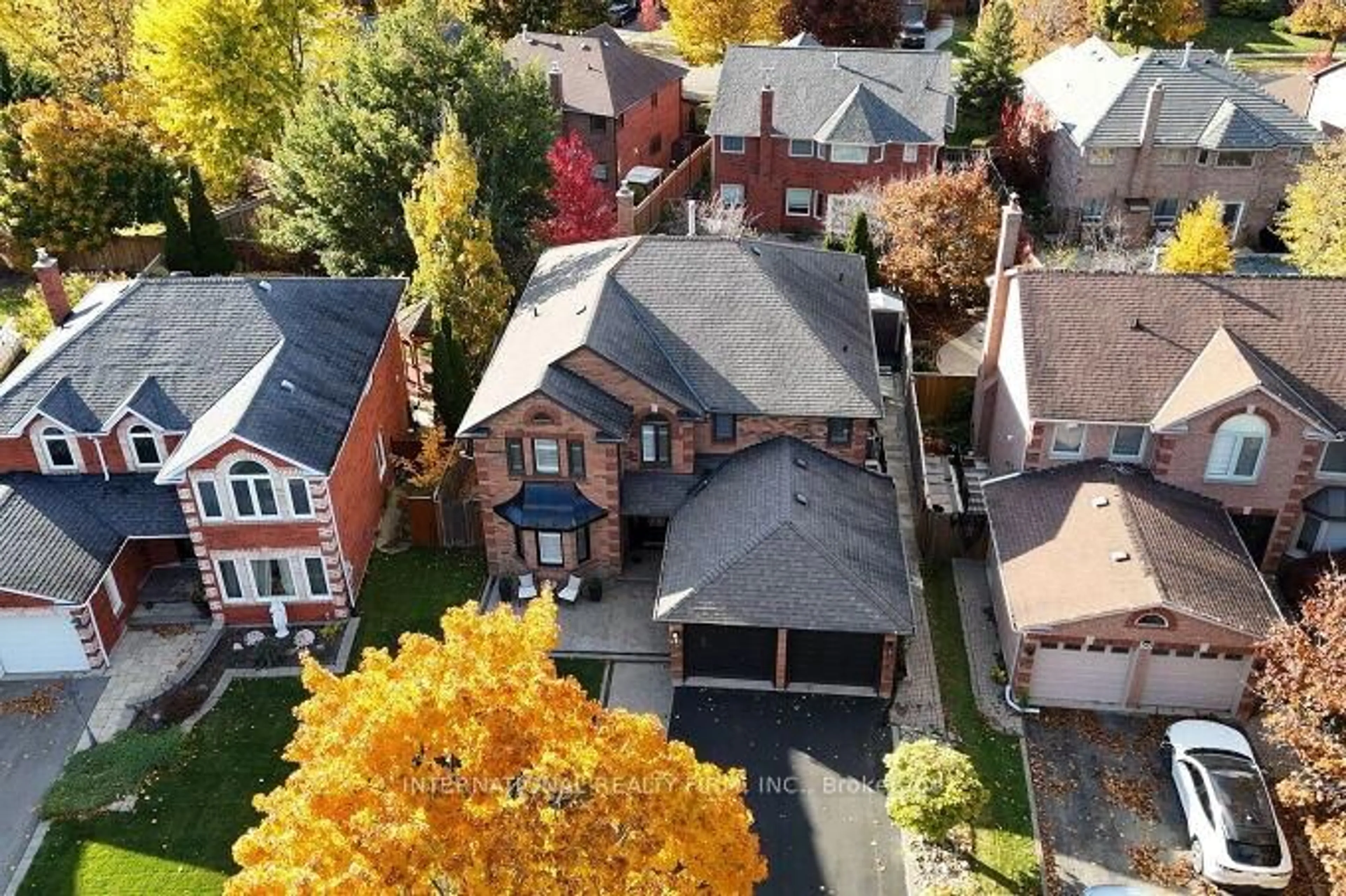 A pic from outside/outdoor area/front of a property/back of a property/a pic from drone, street for 52 Donaghedy Dr, Halton Hills Ontario L7G 5H1