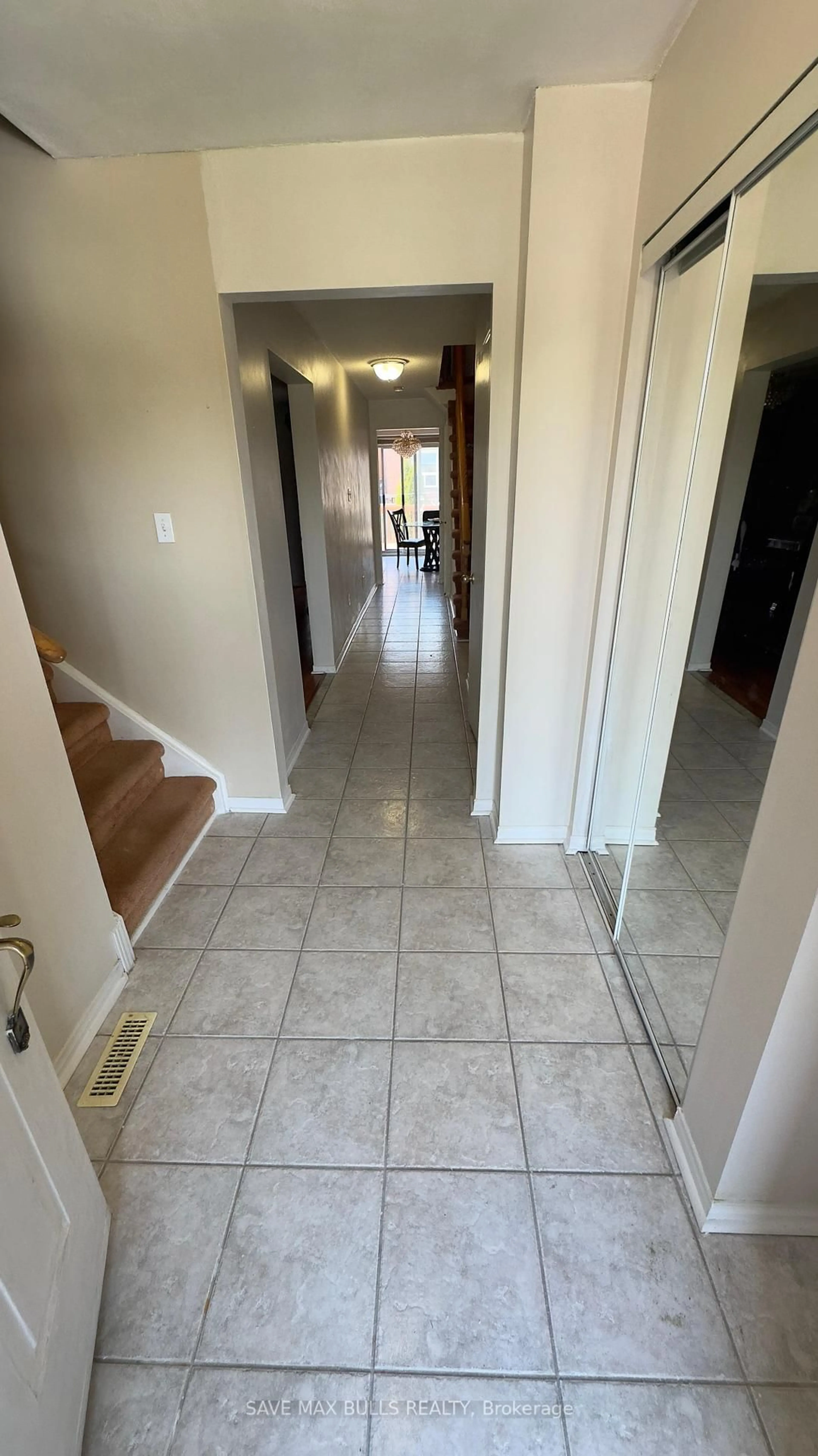 Indoor entryway for 146 Toba Cres, Brampton Ontario L6Z 4R9