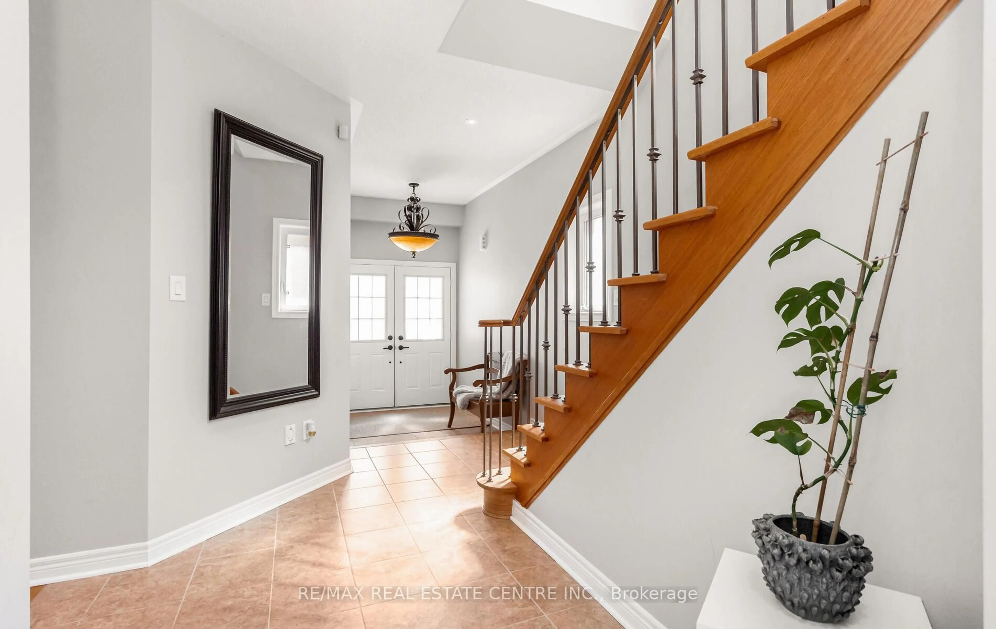 Indoor entryway for 5 Serenity St, Halton Hills Ontario L7G 0A5
