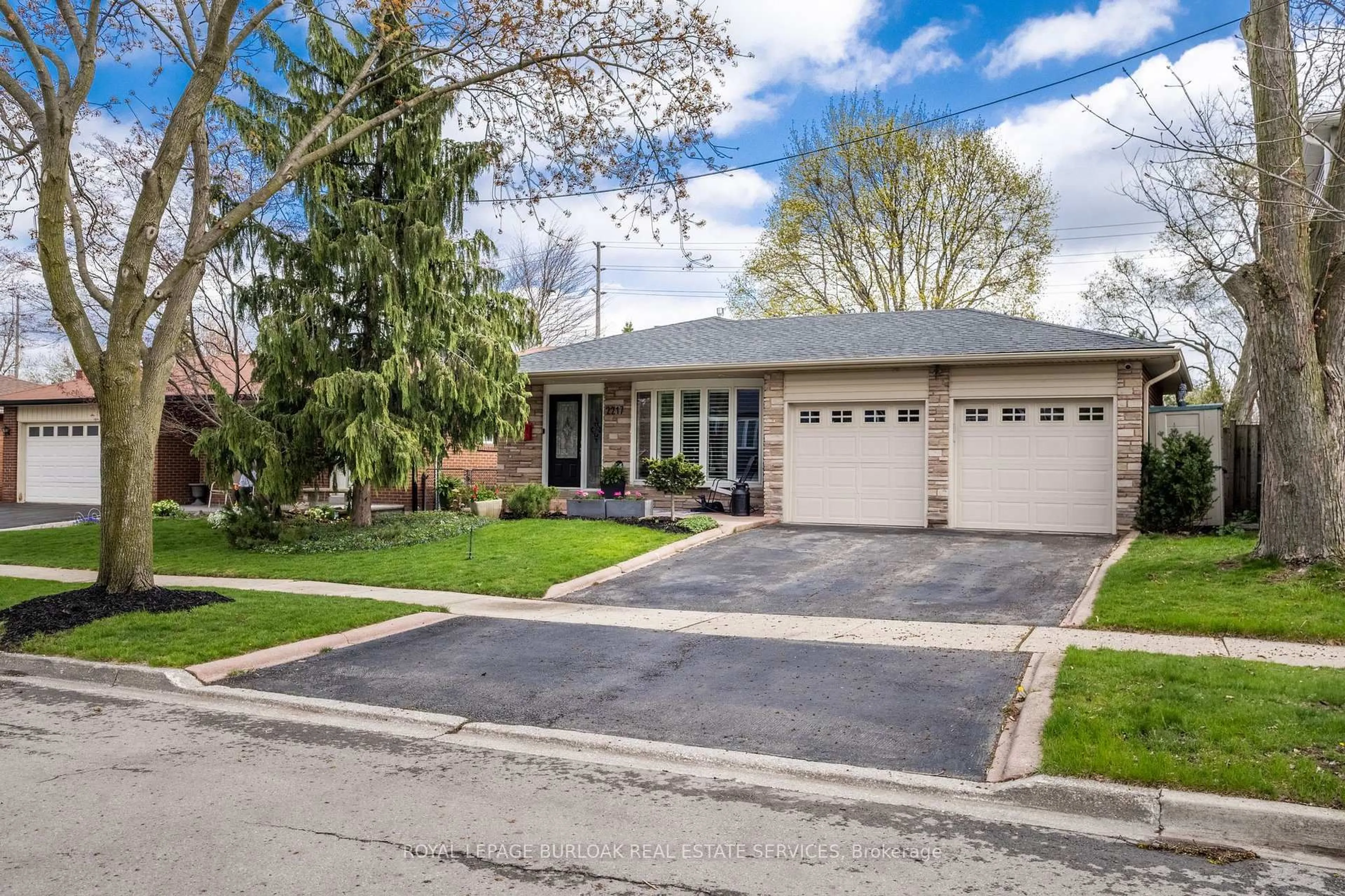 Home with brick exterior material, street for 2217 Lancaster Cres, Burlington Ontario L7P 3G4