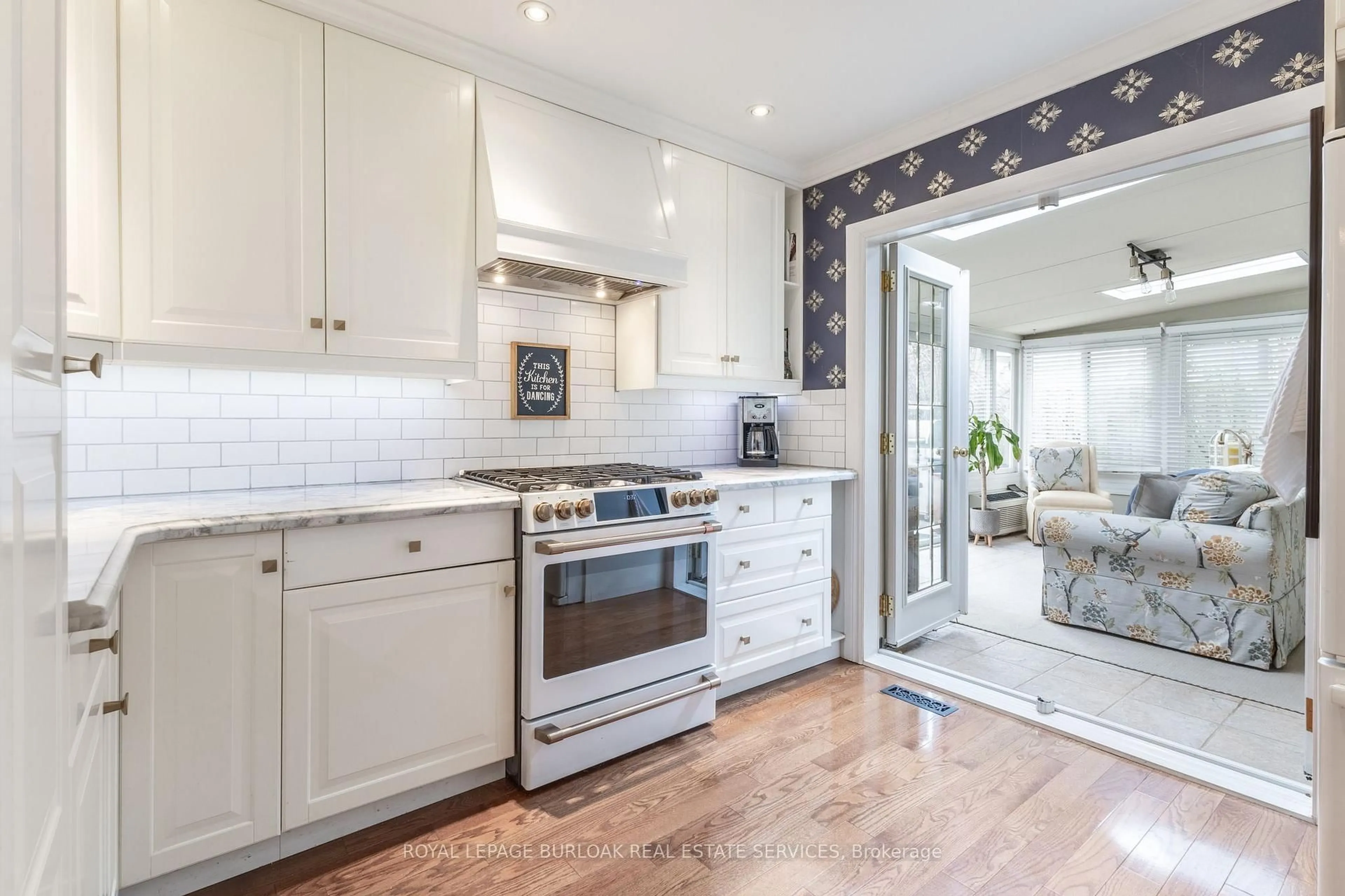 Open concept kitchen, ceramic/tile floor for 2217 Lancaster Cres, Burlington Ontario L7P 3G4
