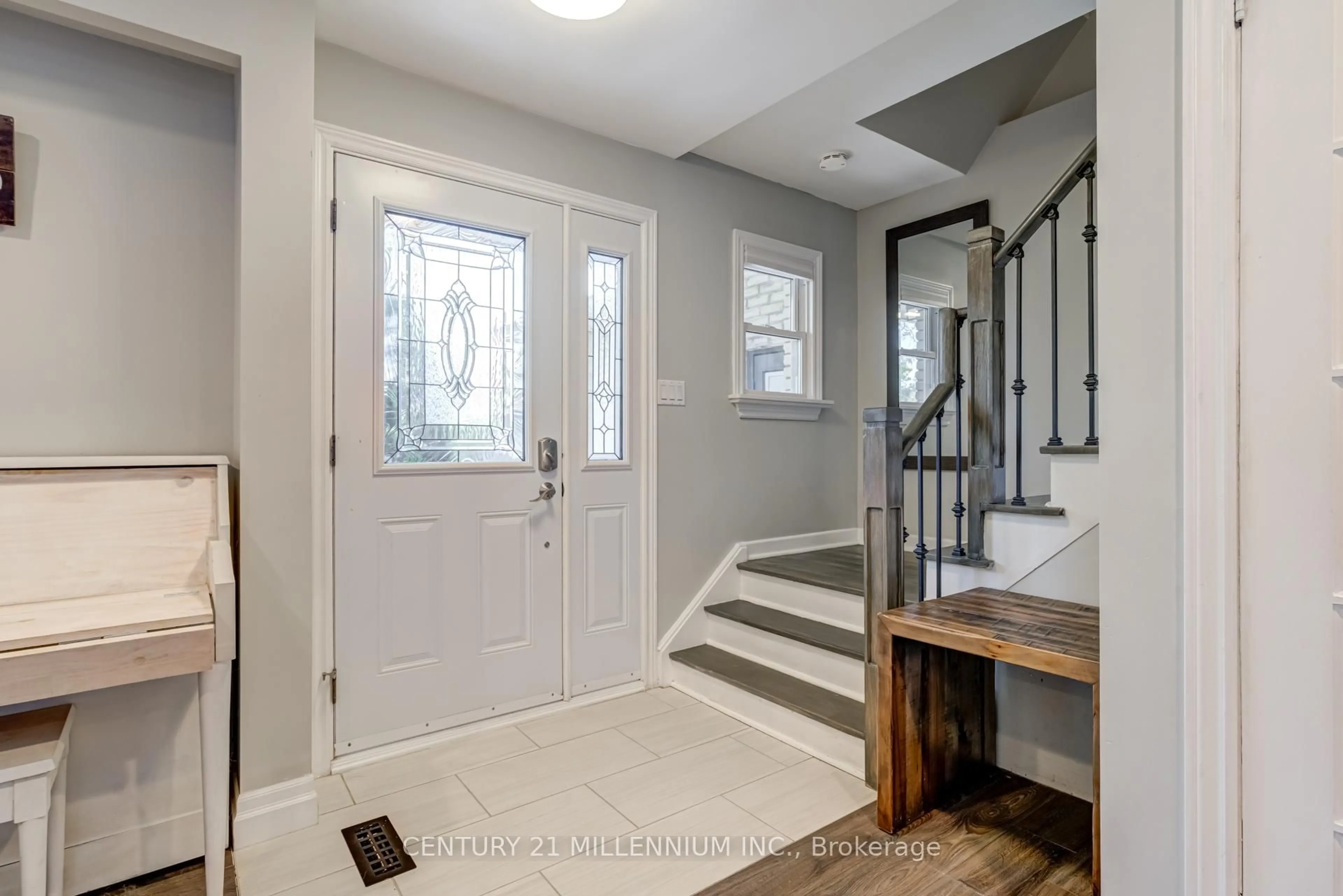 Indoor entryway for 1 Esplanade Rd, Brampton Ontario L6T 2C6