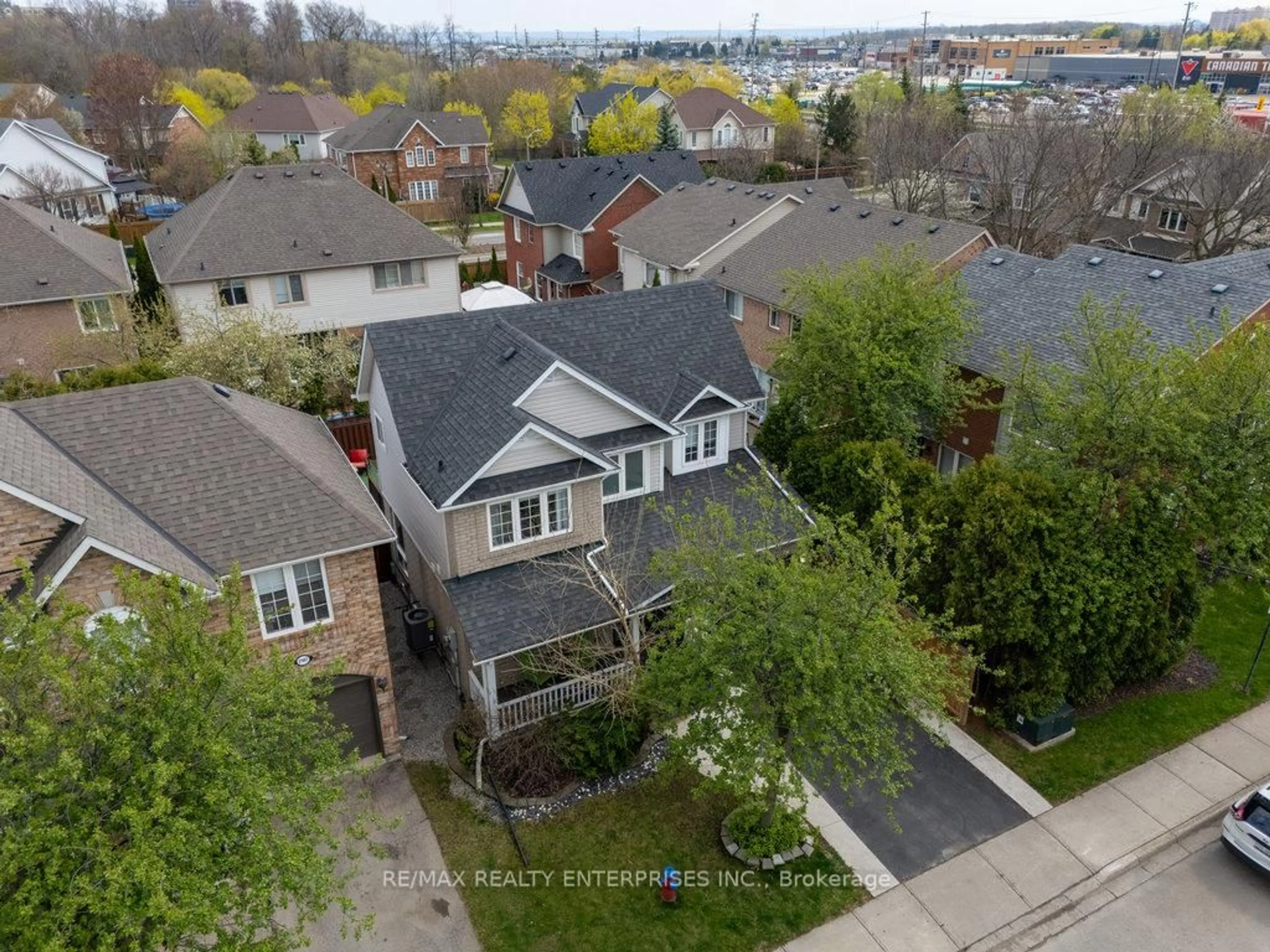 A pic from outside/outdoor area/front of a property/back of a property/a pic from drone, street for 2183 Birchleaf Lane, Burlington Ontario L7L 6G8